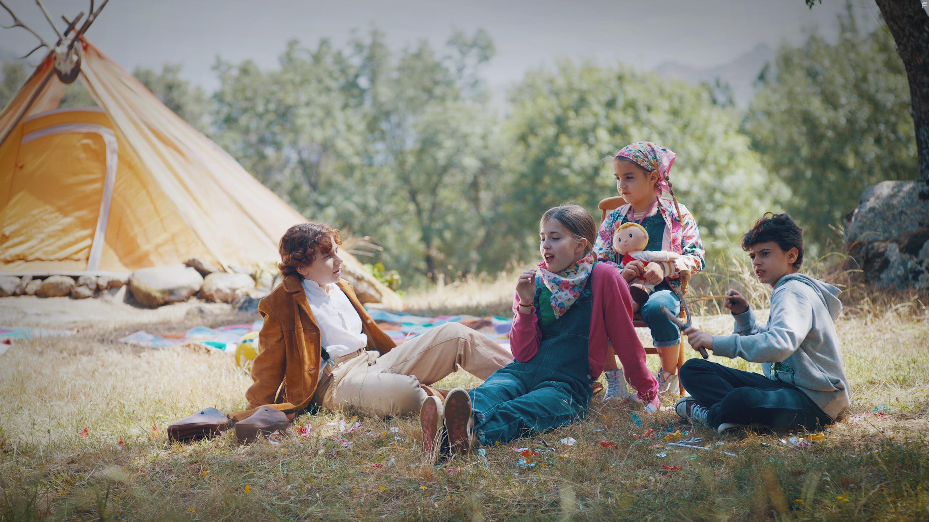 Eva Bravo, Ana Bravo, Juan Snchez, and Miguel A. Serrano in Tengamos la fiesta en paz (2021)
