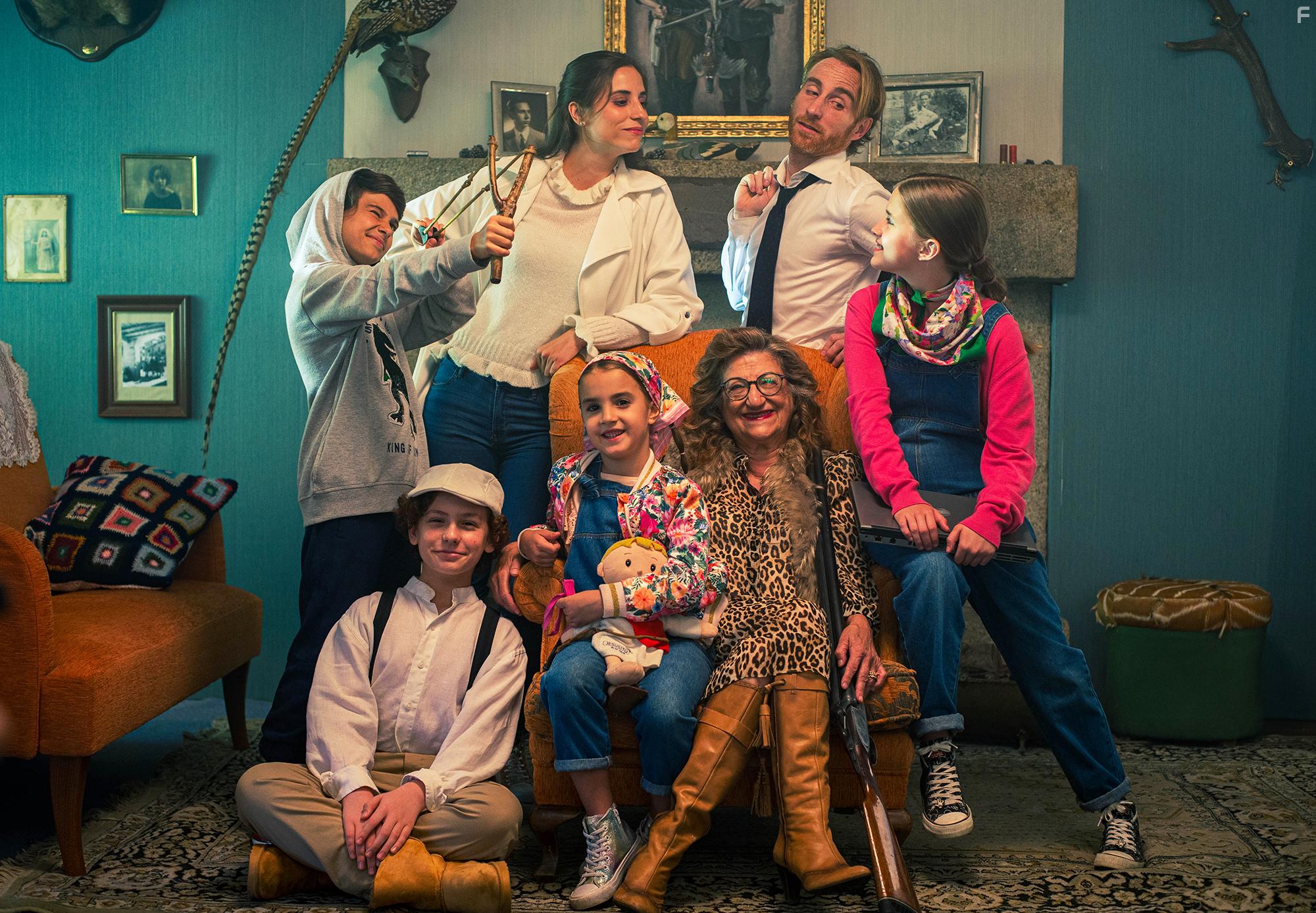 Teresa Ferrer, Eva Bravo, Ana Bravo, Juan Snchez, Miguel A. Serrano, Mamen Garca, Alexis Martnez, and Carlos Aguillo in Tengamos la fiesta en paz (2021)