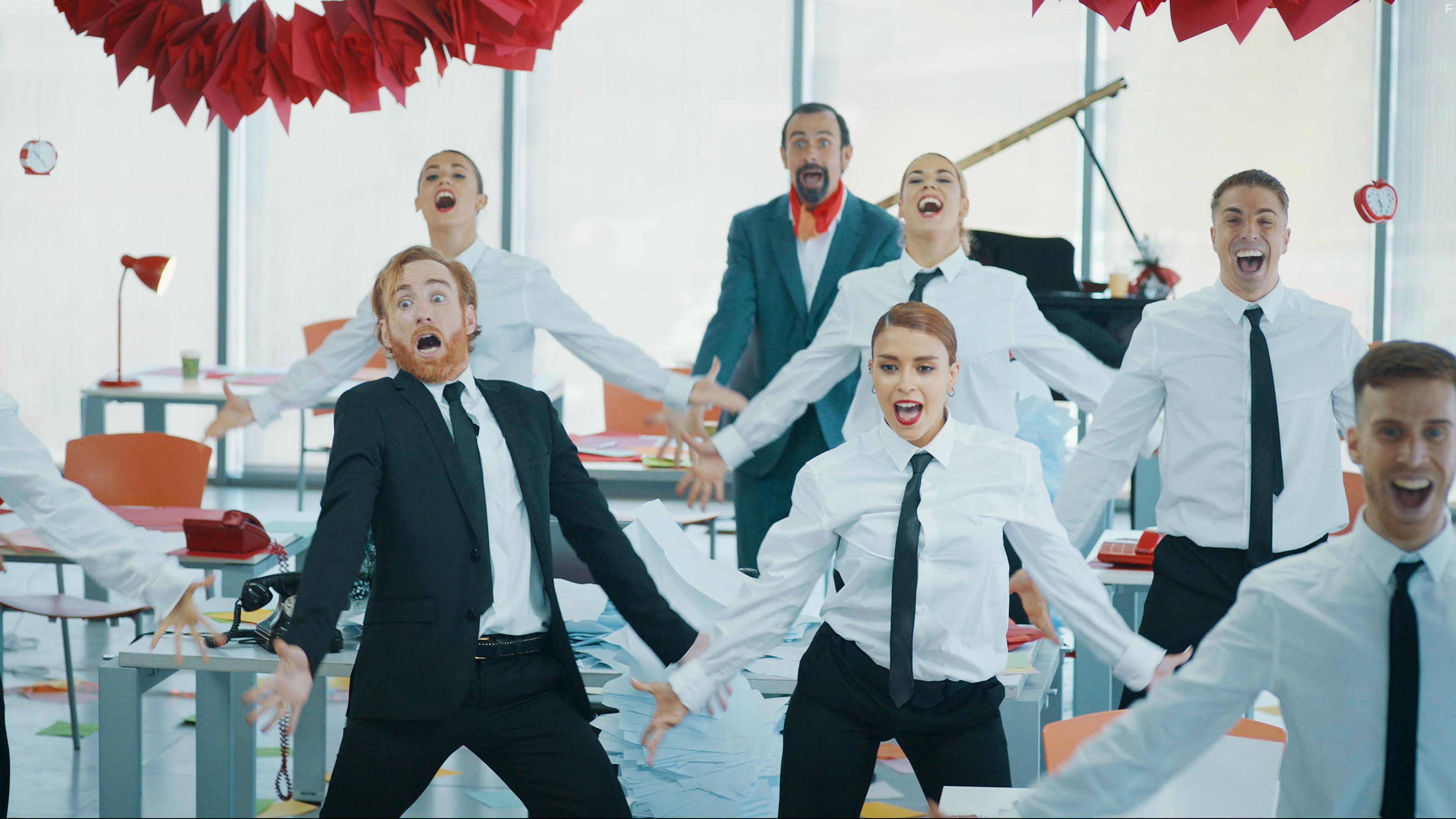 Juan Manuel Cotelo and Carlos Aguillo in Tengamos la fiesta en paz (2021)