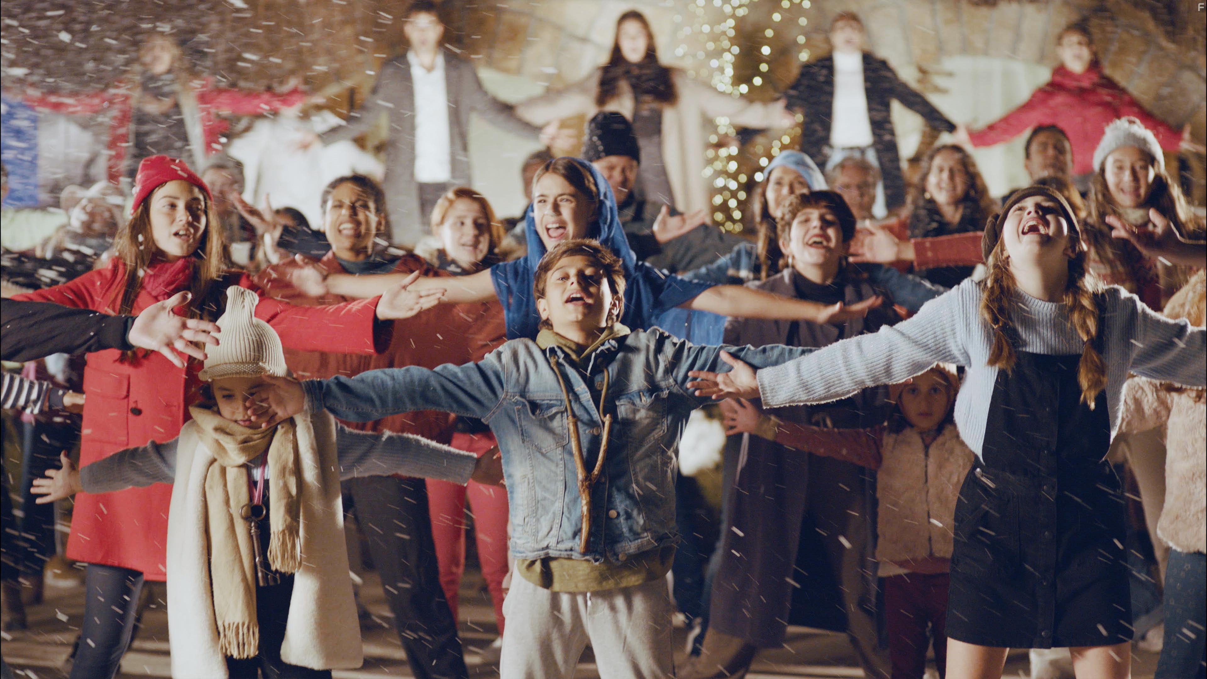 Teresa Ferrer, Eva Bravo, Ana Bravo, Juan Snchez, and Carlos Aguillo in Tengamos la fiesta en paz (2021)