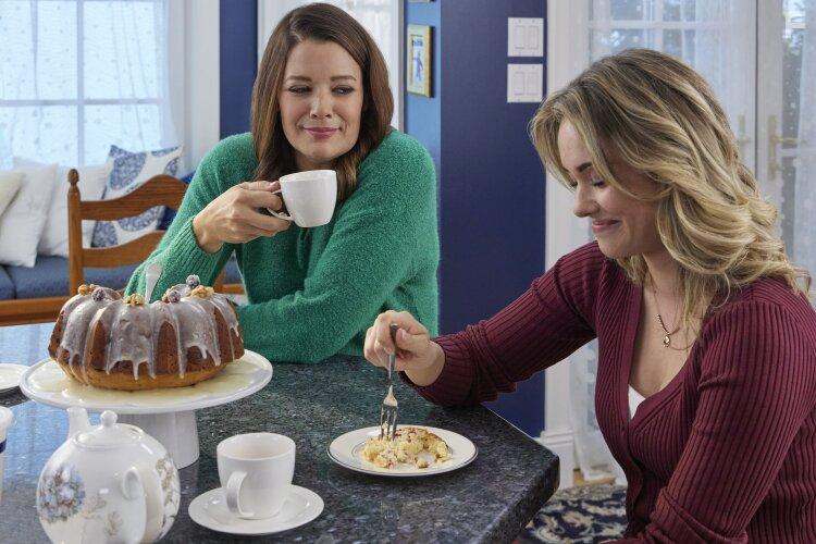 Kimberley Sustad and Stephanie Bennett in The Nine Kittens of Christmas (2021)