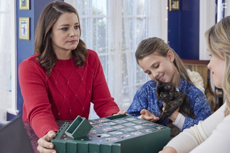 Linden McMillan, Kimberley Sustad, and Stephanie Bennett in The Nine Kittens of Christmas (2021)