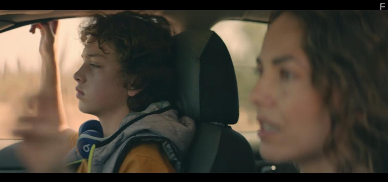 Brbara Mori and Santiago Barajas in T eres mi problema (2021)