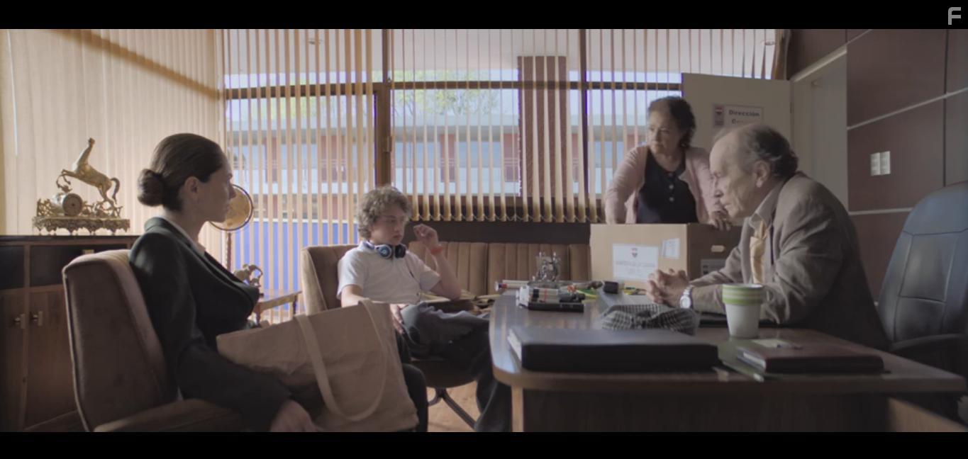 Juan Carlos Colombo and Brbara Mori in T eres mi problema (2021)