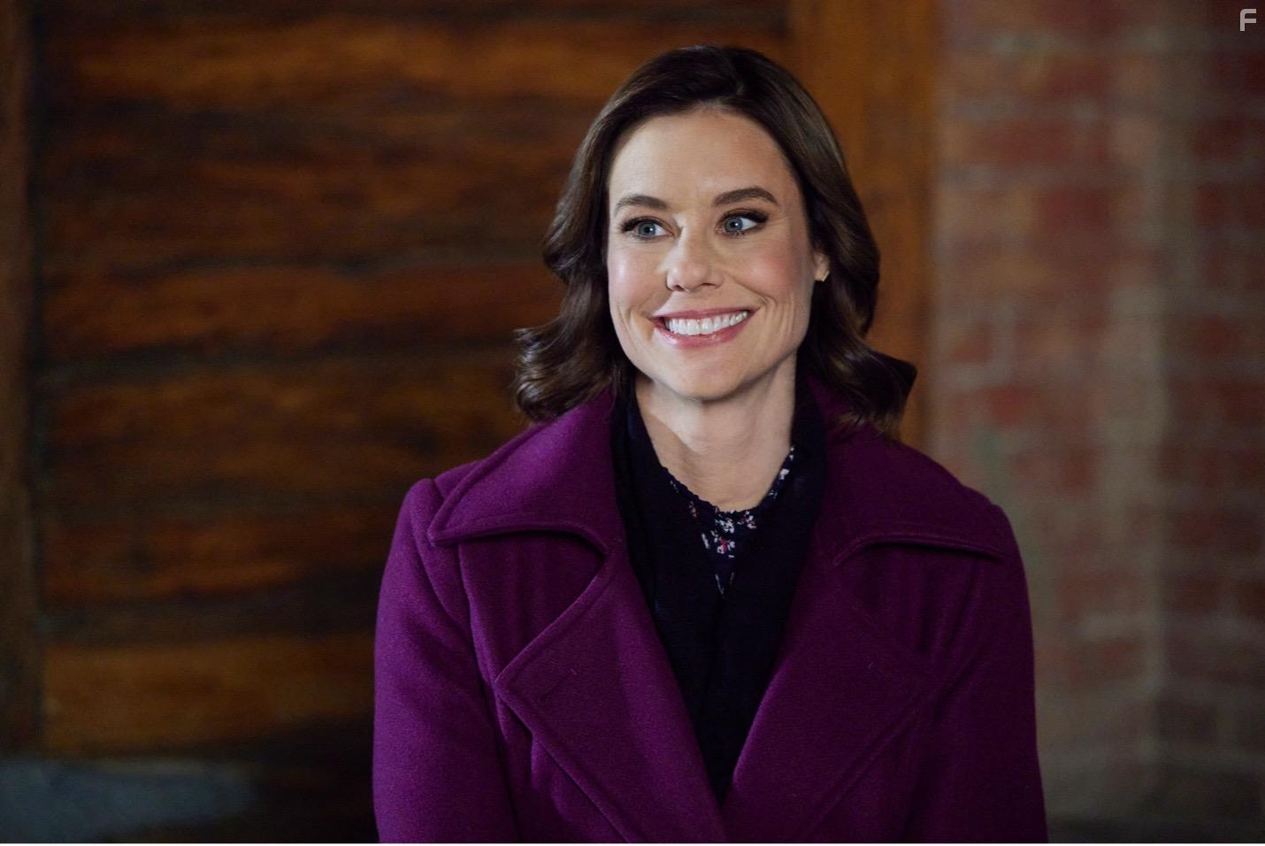 Ashley Williams in Sister Swap: Christmas in the City (2021)