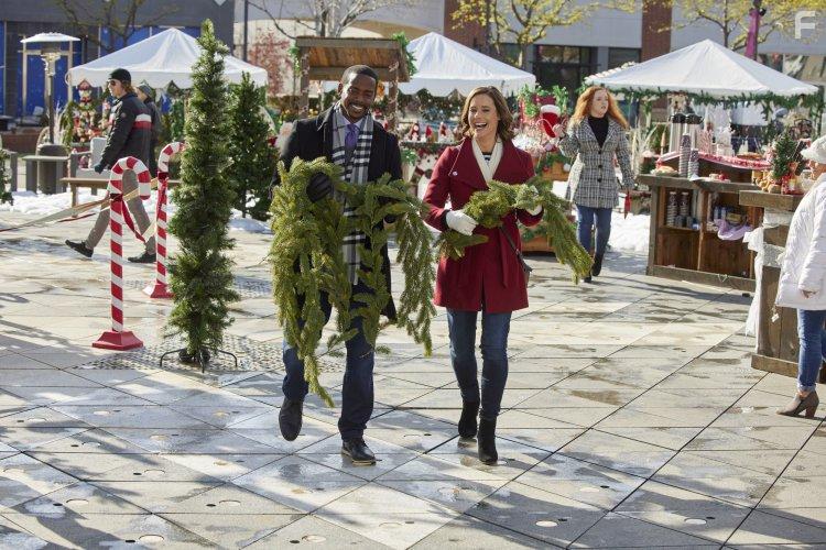 Keith D. Robinson and Ashley Williams in Sister Swap: Christmas in the City (2021)