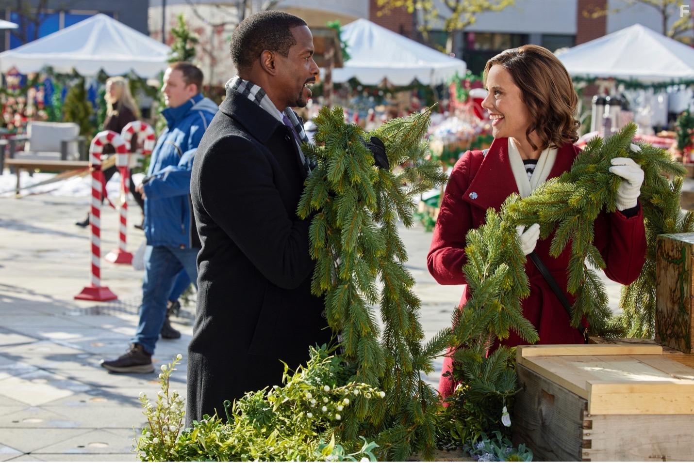 Keith D. Robinson and Ashley Williams in Sister Swap: Christmas in the City (2021)