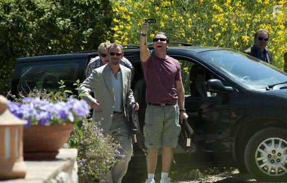 Max Beesley and John Simm in Бешеные псы (2011)