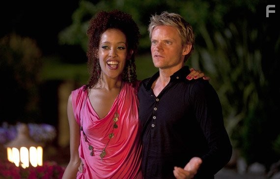 Marc Warren and Eloise Joseph in Бешеные псы (2011)