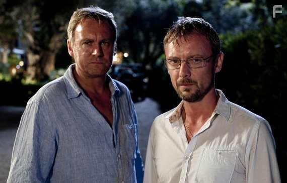 Philip Glenister and John Simm in Бешеные псы (2011)