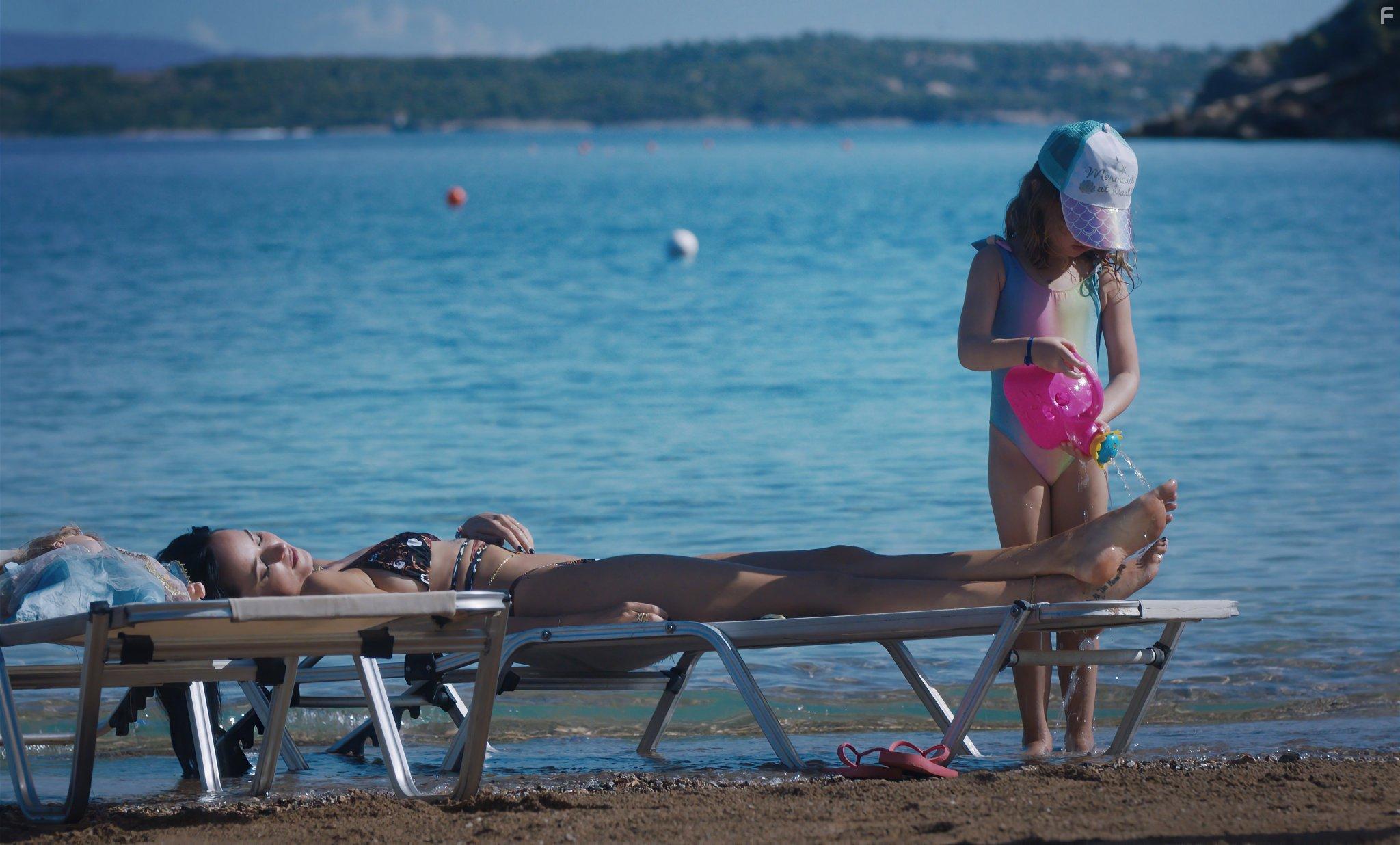 Dakota Johnson and Athena Martin Anderson in The Lost Daughter (2021)