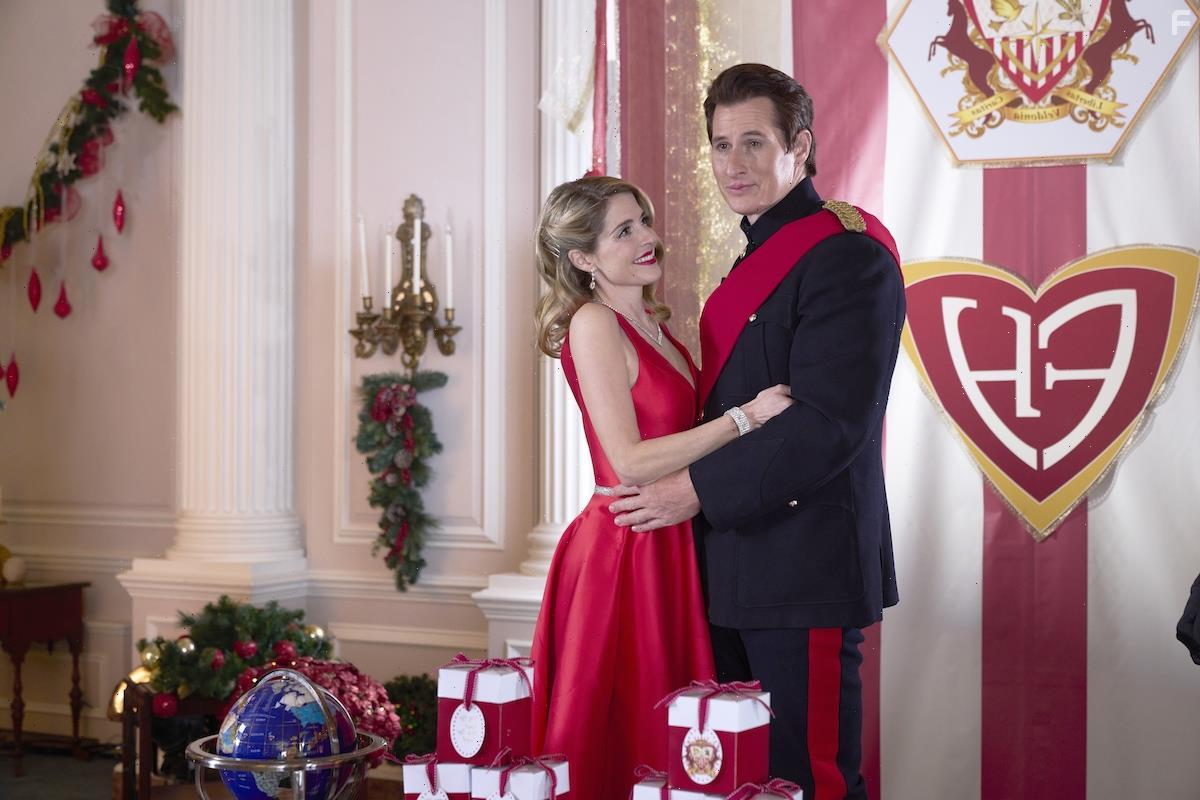 Brendan Fehr and Jen Lilley in Royally Wrapped for Christmas (2021)