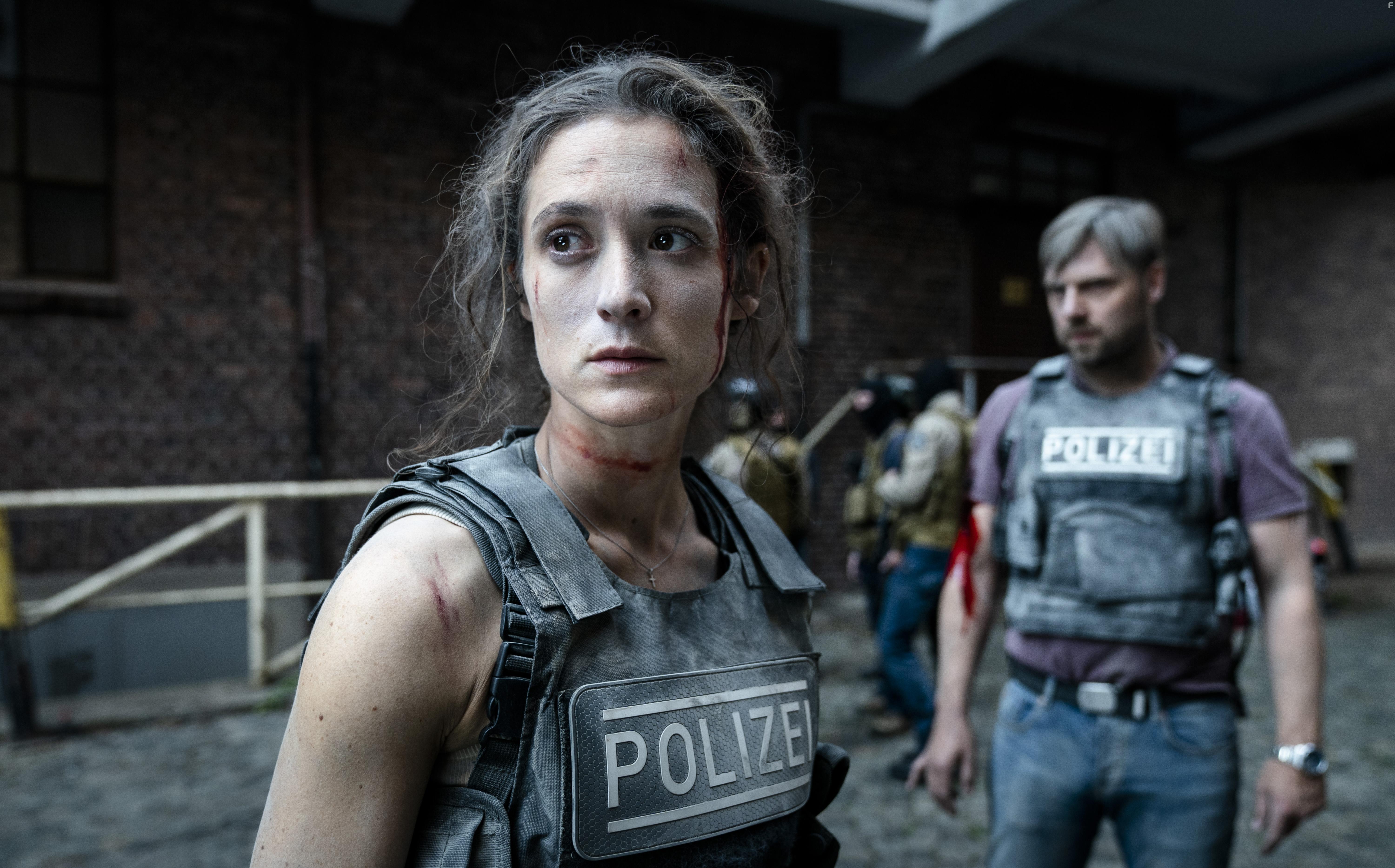 Friederike Becht and Christoph Letkowski in Schneller als die Angst (2022)