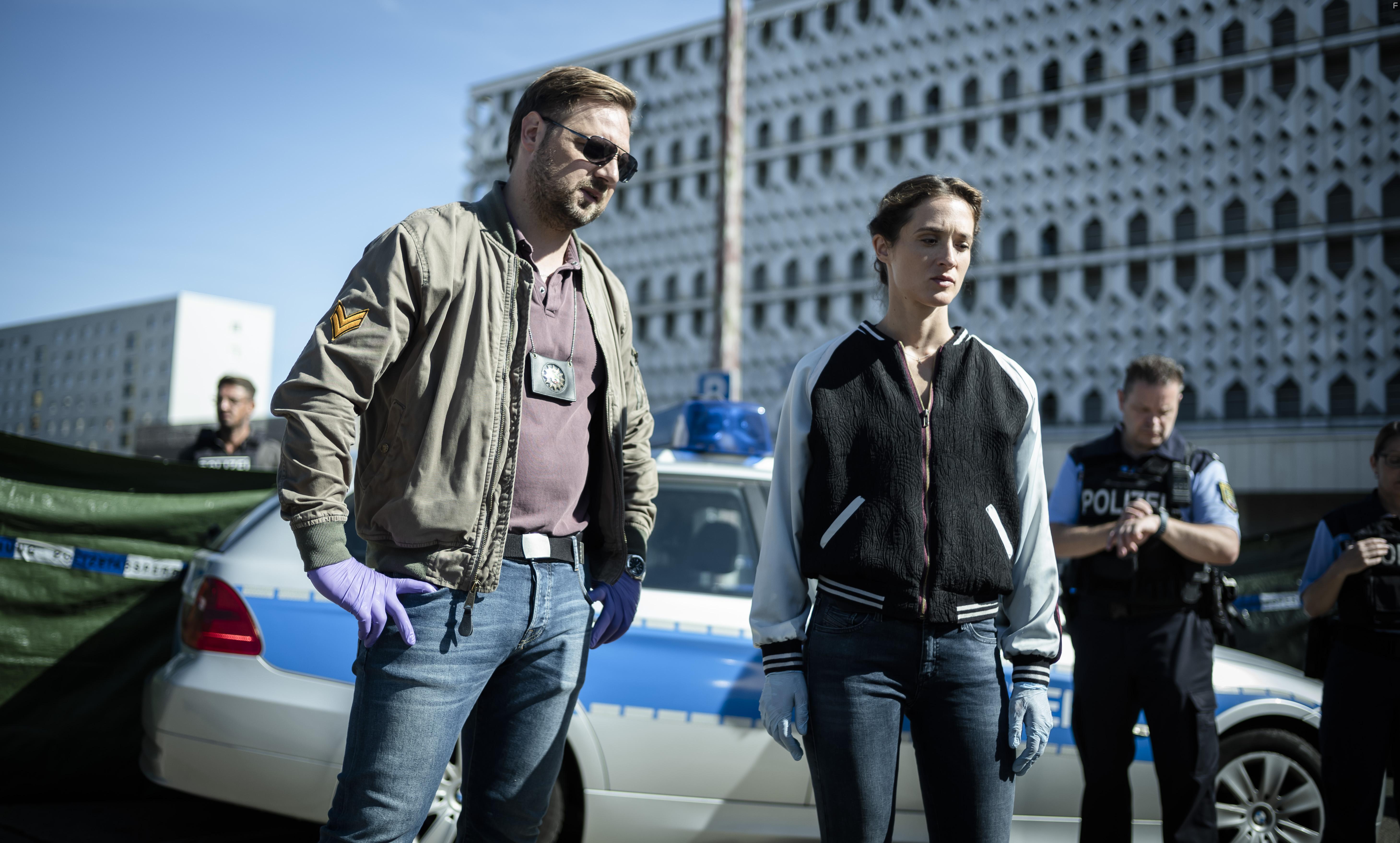 Friederike Becht and Christoph Letkowski in Schneller als die Angst (2022)