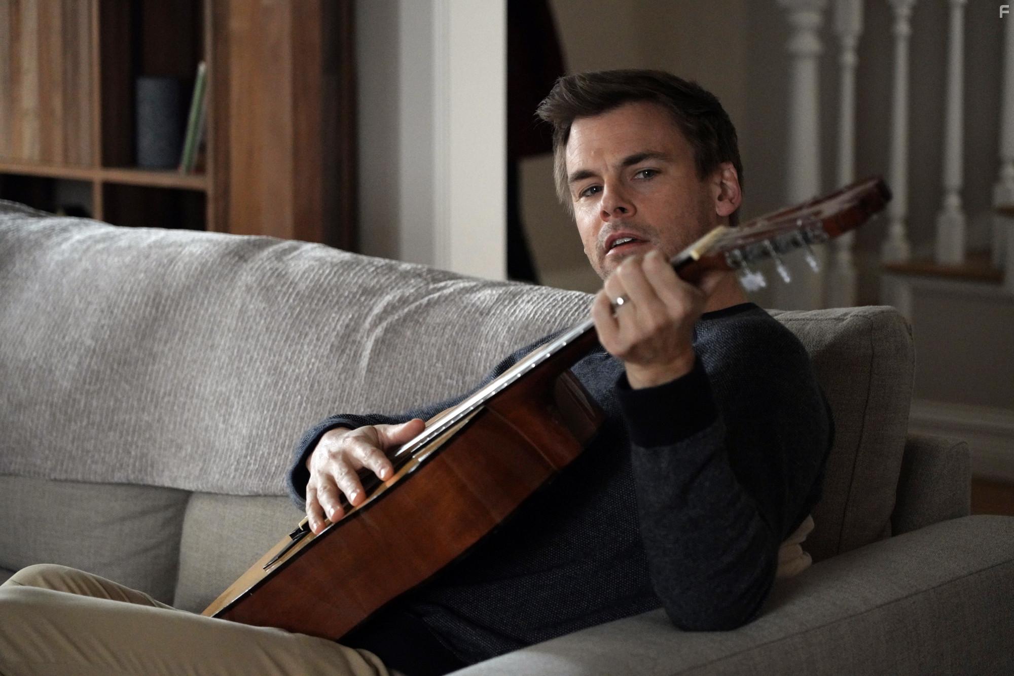 Tommy Dewey in Pivoting (2022)