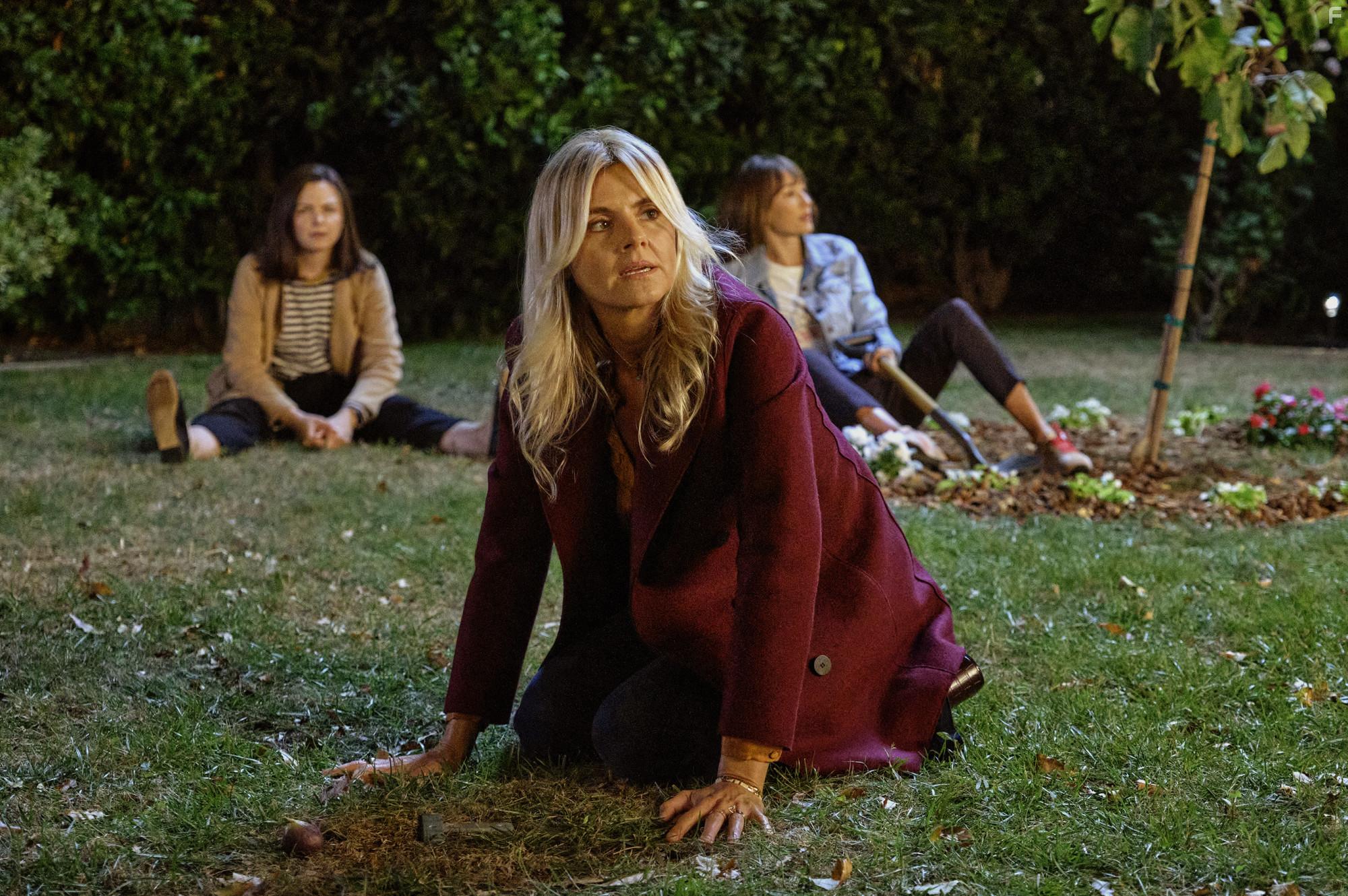 Eliza Coupe in Pivoting (2022)