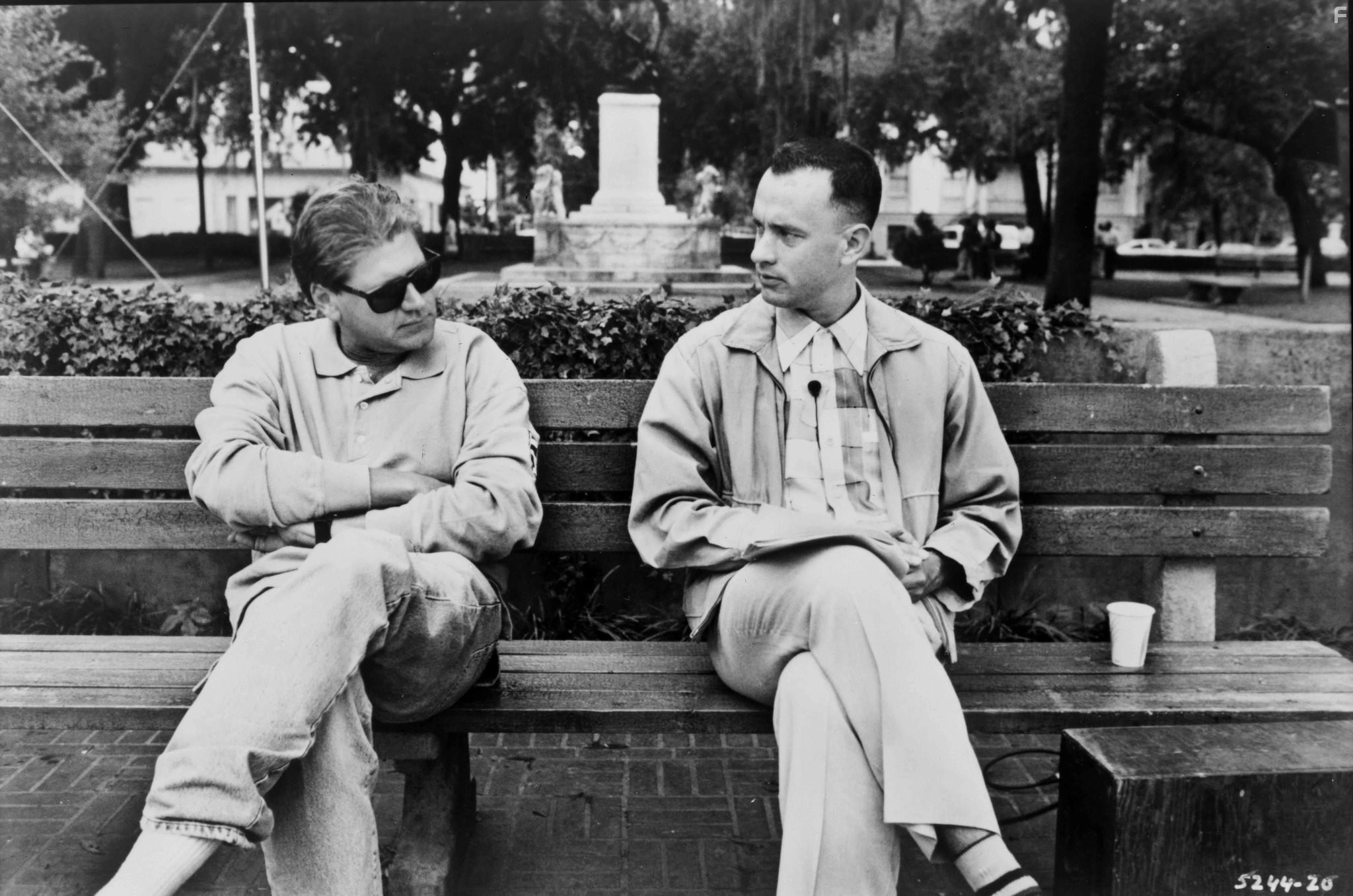 Tom Hanks and Robert Zemeckis in Форрест Гамп (1994)