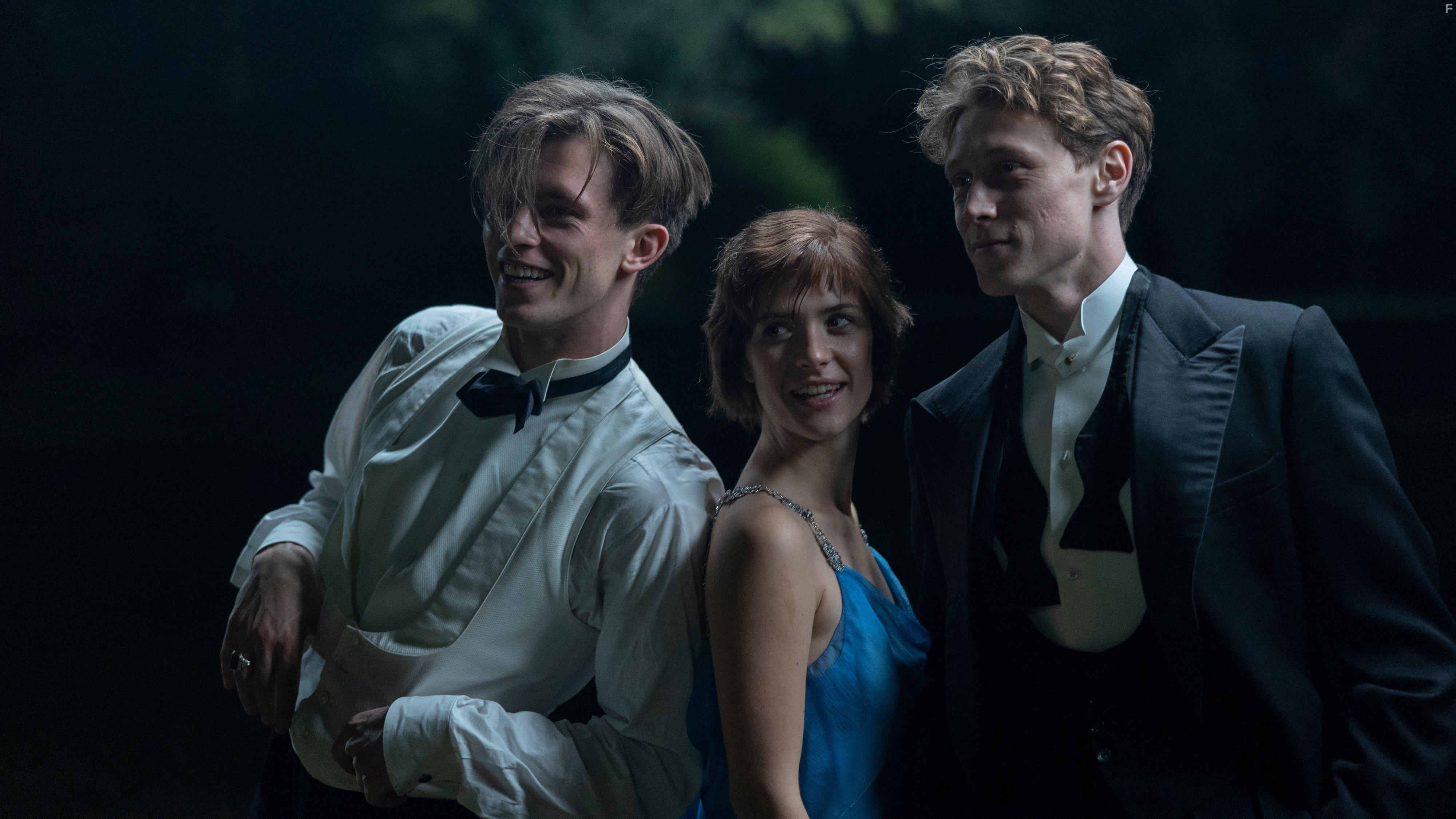 George MacKay, Jannis Niewhner, and Liv Lisa Fries in Mnchen - Im Angesicht des Krieges (2021)
