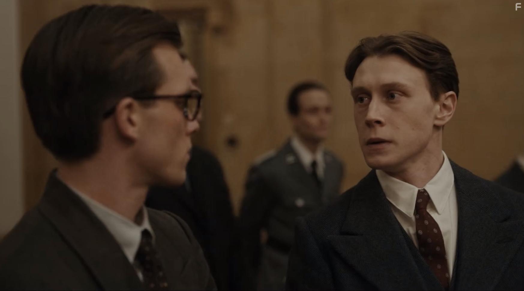 George MacKay and Jannis Niewhner in Mnchen - Im Angesicht des Krieges (2021)