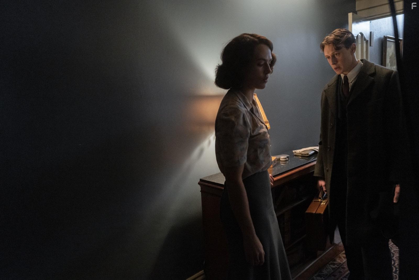 George MacKay and Jessica Brown Findlay in Mnchen - Im Angesicht des Krieges (2021)