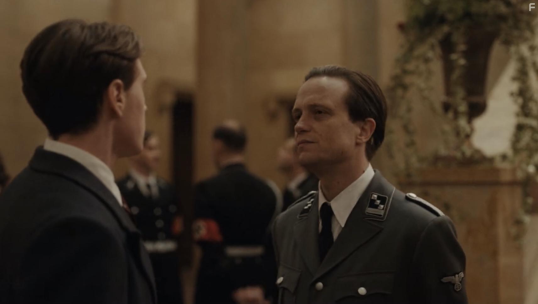 August Diehl and George MacKay in Mnchen - Im Angesicht des Krieges (2021)
