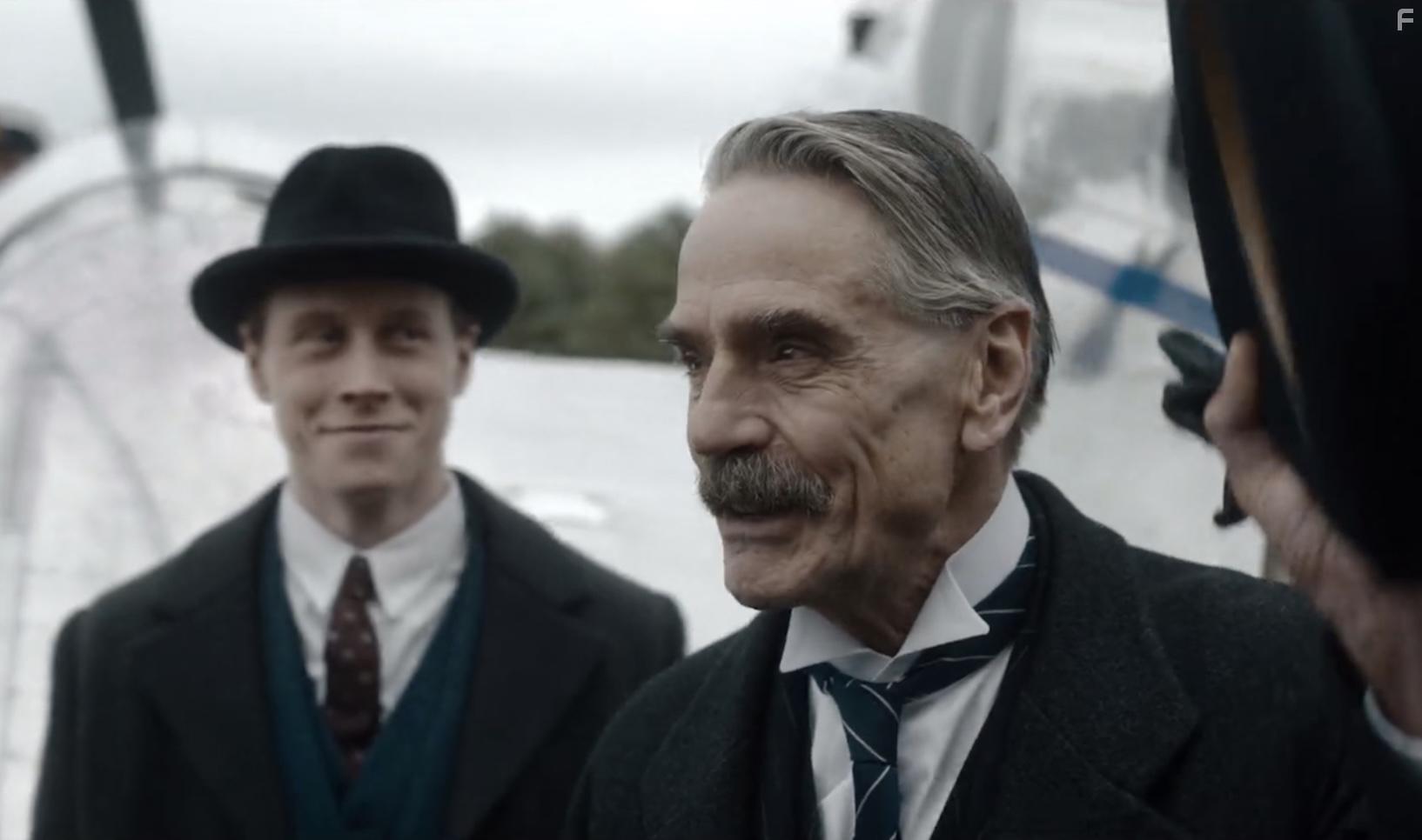 Jeremy Irons and George MacKay in Mnchen - Im Angesicht des Krieges (2021)