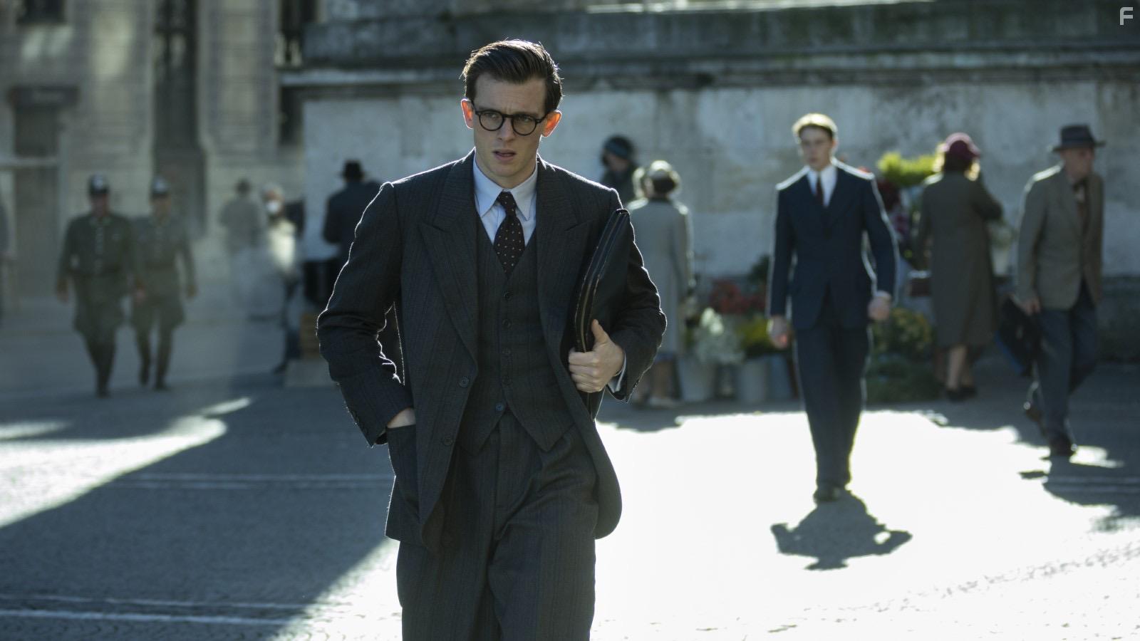 George MacKay and Jannis Niewhner in Mnchen - Im Angesicht des Krieges (2021)