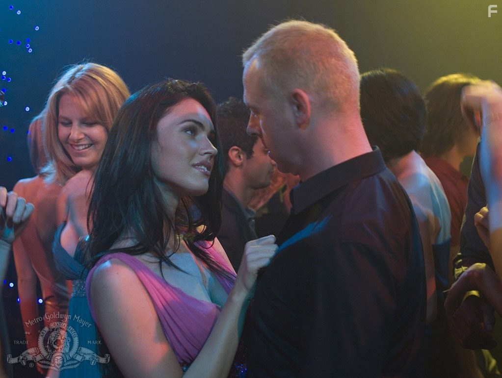 Simon Pegg and Megan Fox in Как потерять друзей и заставить всех тебя ненавидеть (2008)
