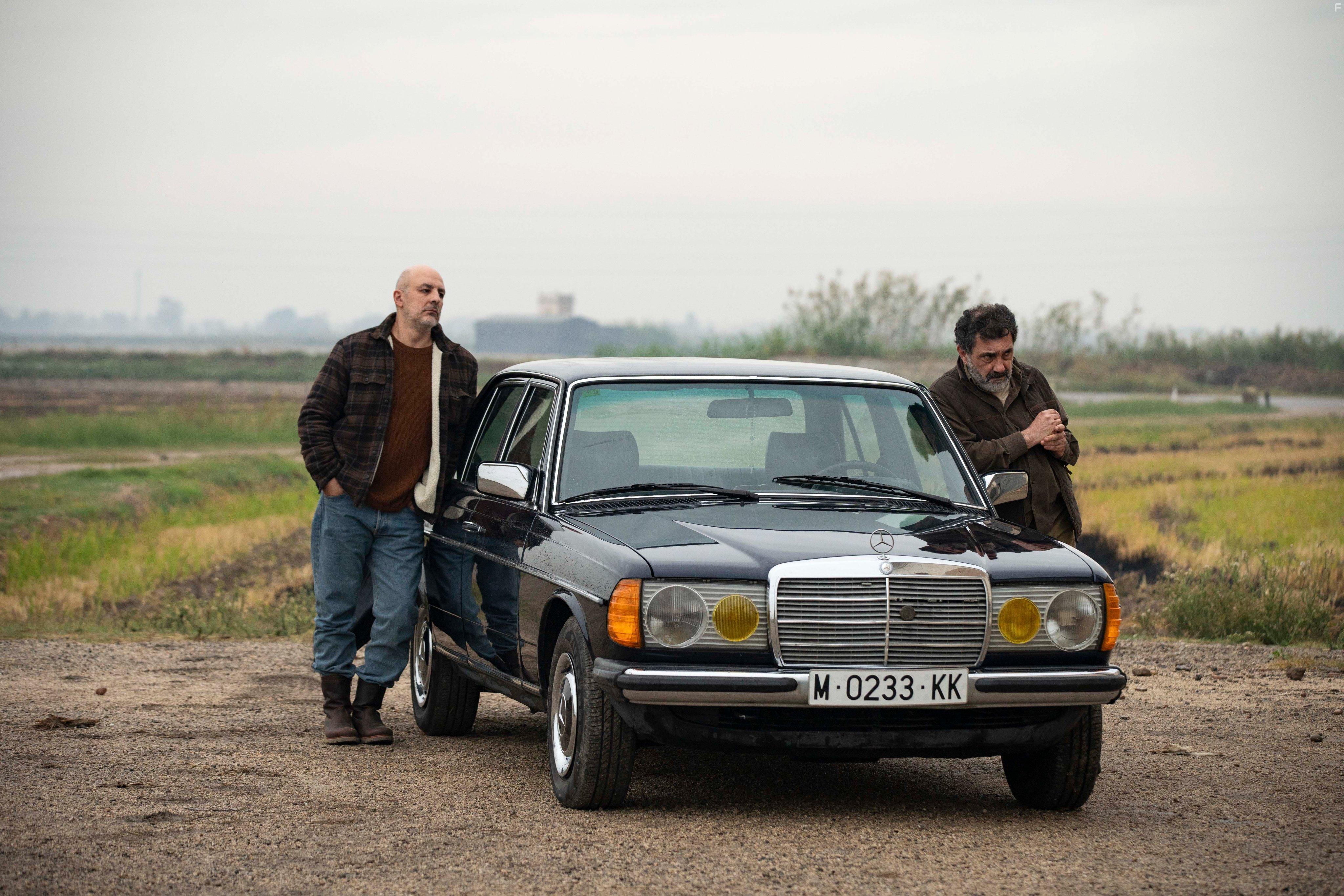 Joaqun Climent and Roberto lamo in El lodo (2021)