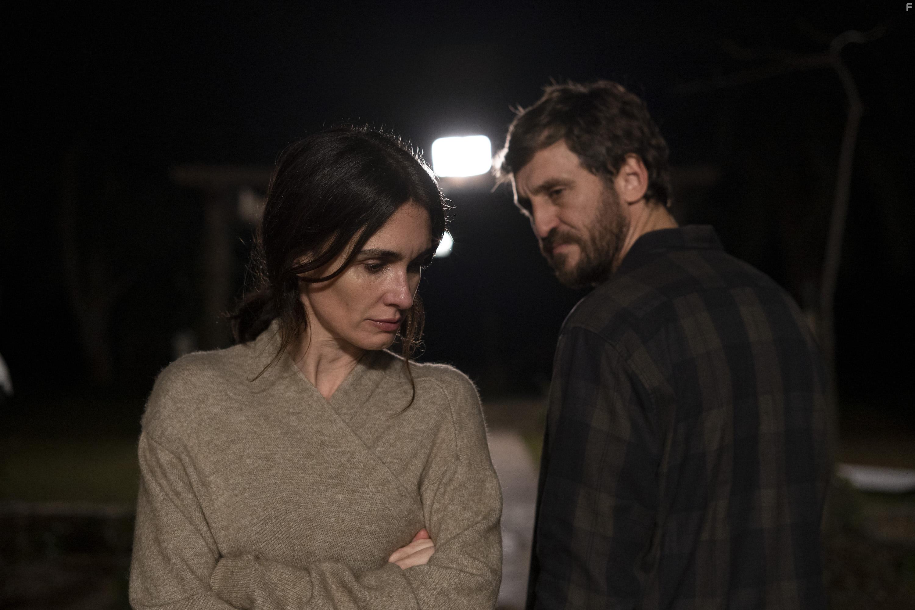 Paz Vega and Ral Arvalo in El lodo (2021)