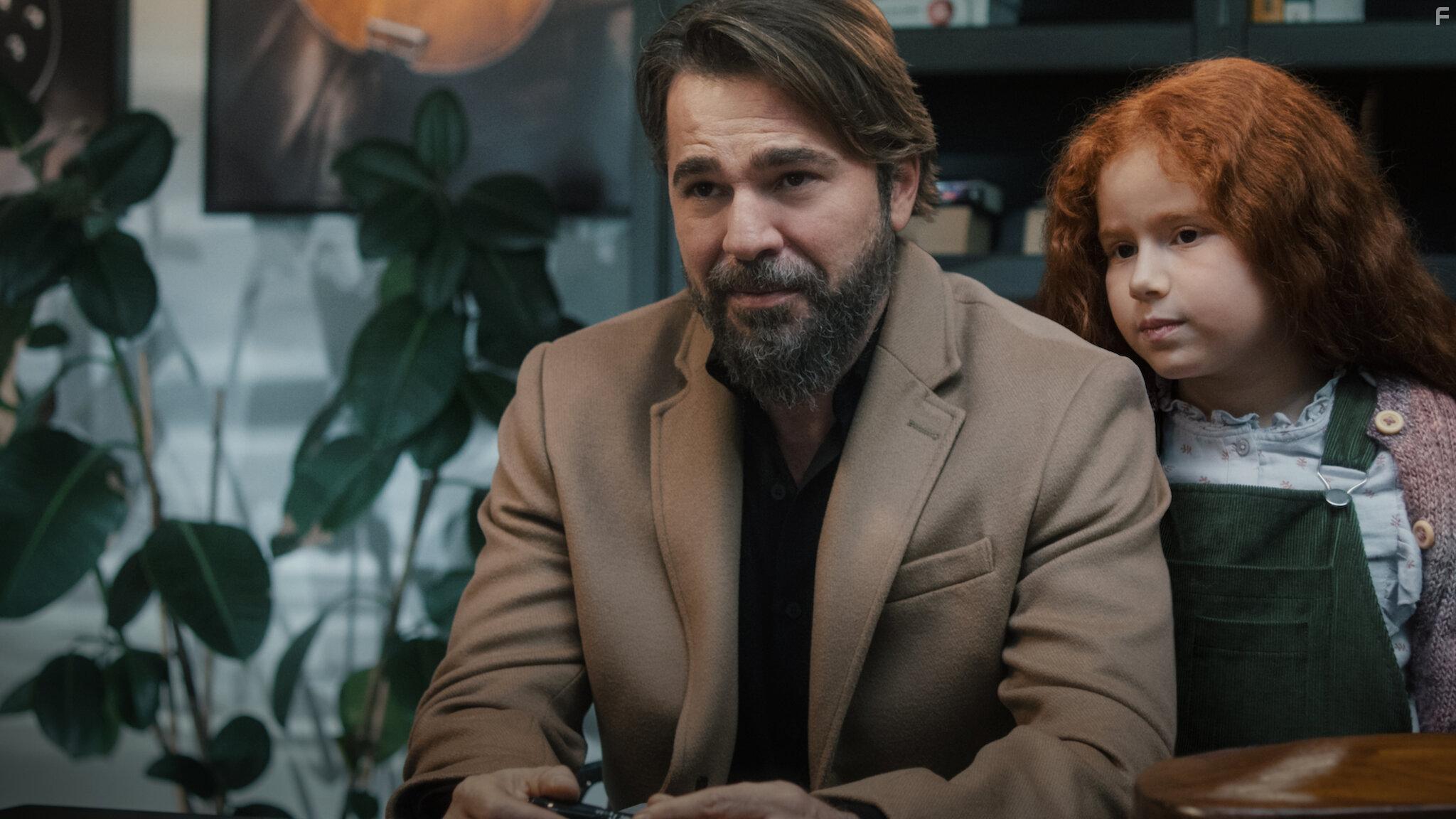 Glizar Nisa Uray and Engin Altan Dzyatan in Babamin Kemani (2022)