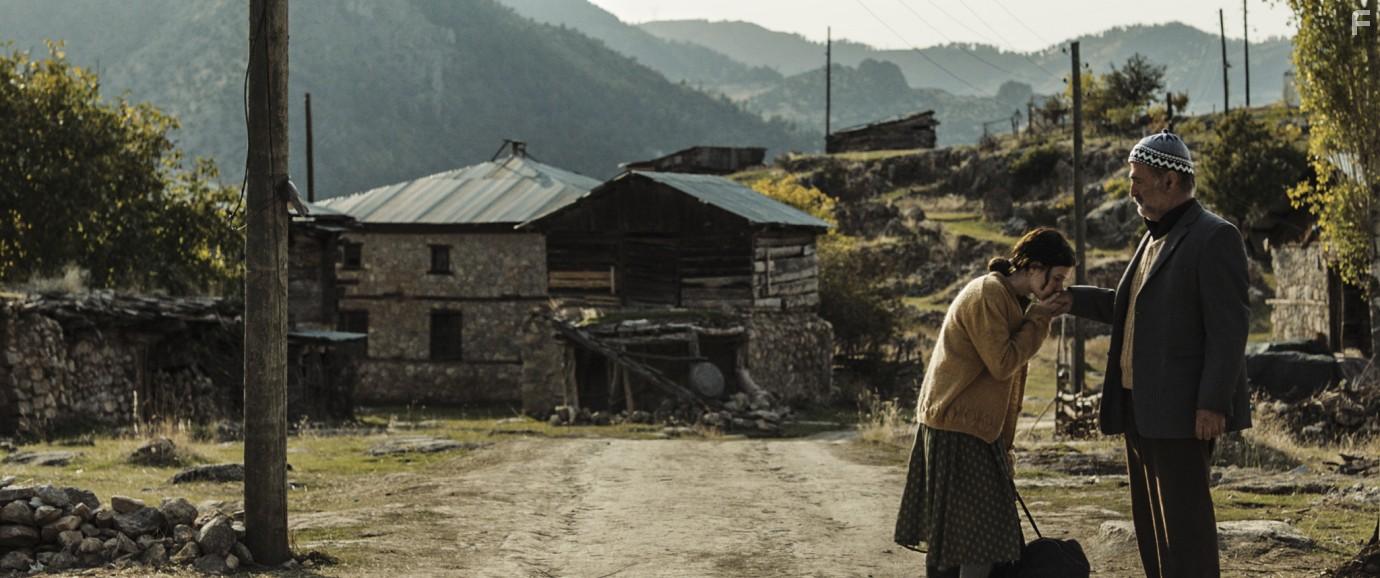 Ece Yksel and Mfit Kayacan in Kiz Kardesler (2019)