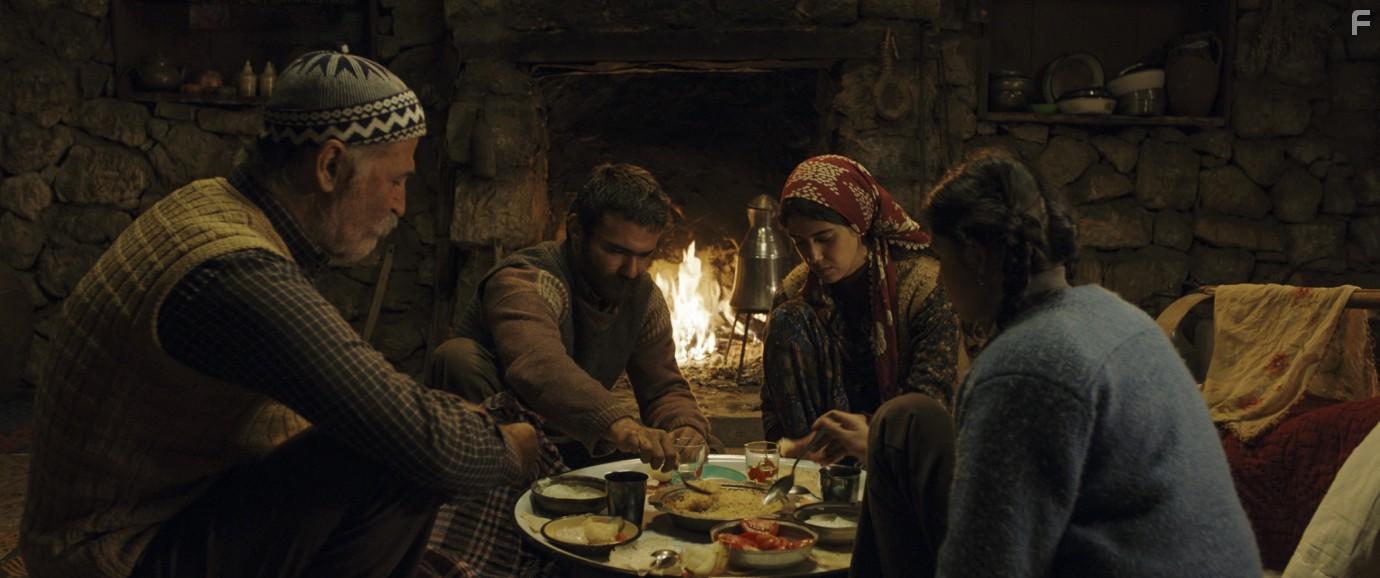 Helin Kandemir, Cemre Ebuzziya, Kayhan Aikgz, and Mfit Kayacan in Kiz Kardesler (2019)