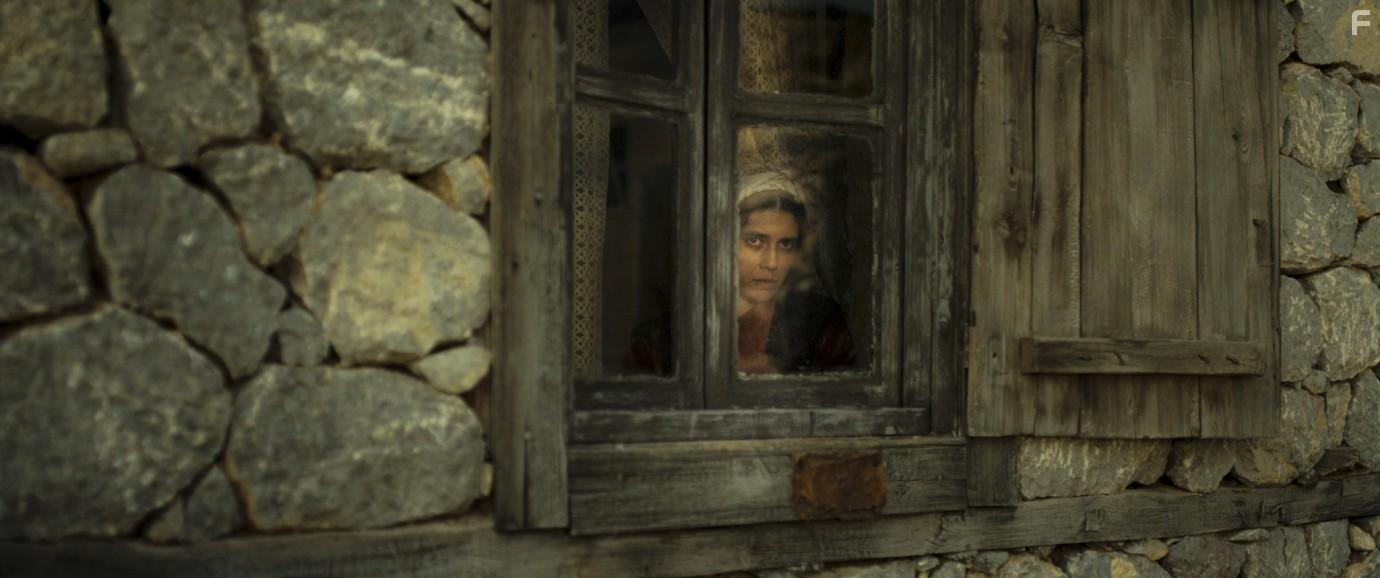 Cemre Ebuzziya in Kiz Kardesler (2019)