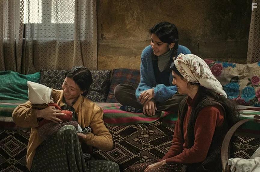 Helin Kandemir, Ece Yksel, and Cemre Ebuzziya in Kiz Kardesler (2019)