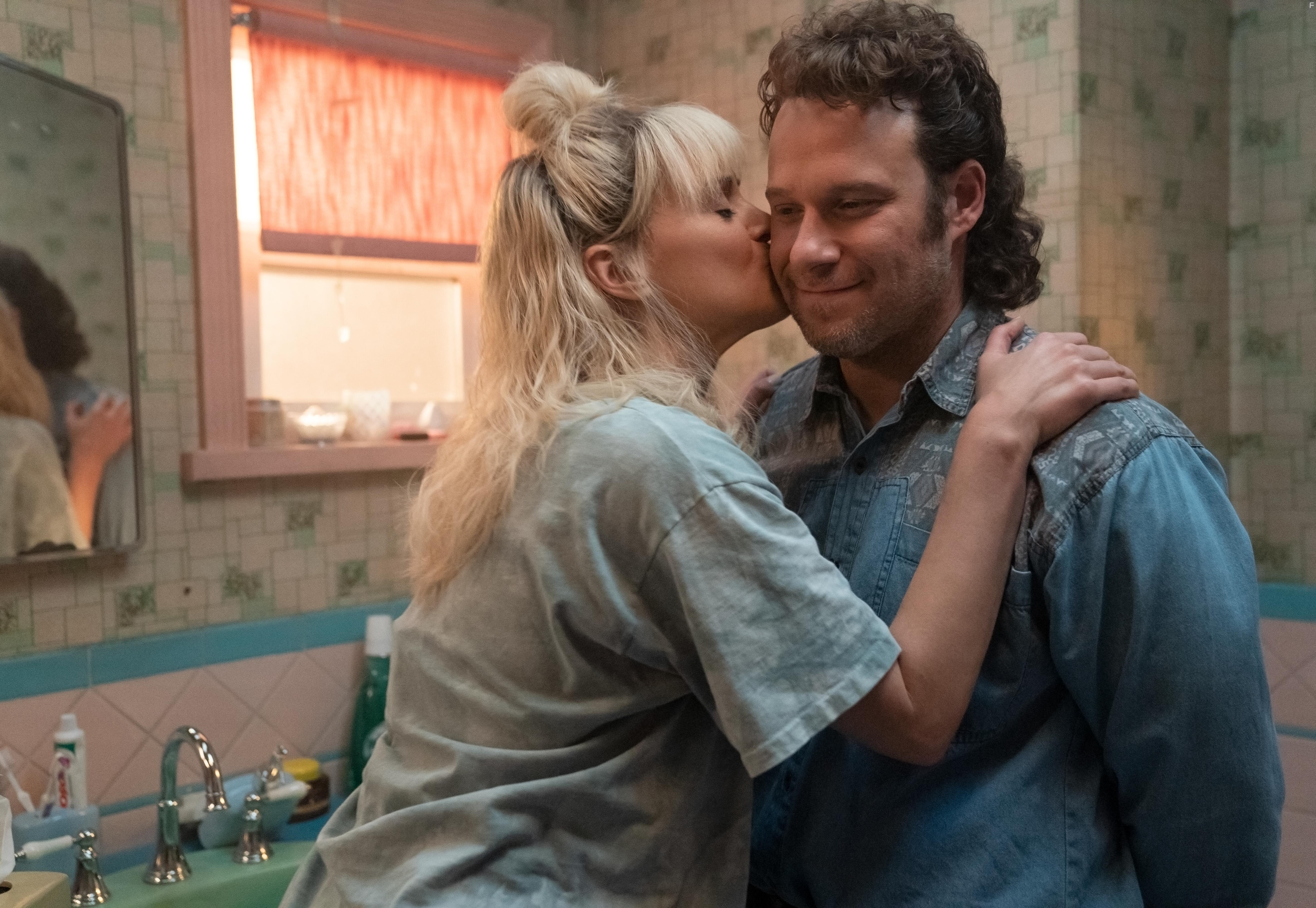 Seth Rogen and Taylor Schilling in Pam & Tommy (2022)