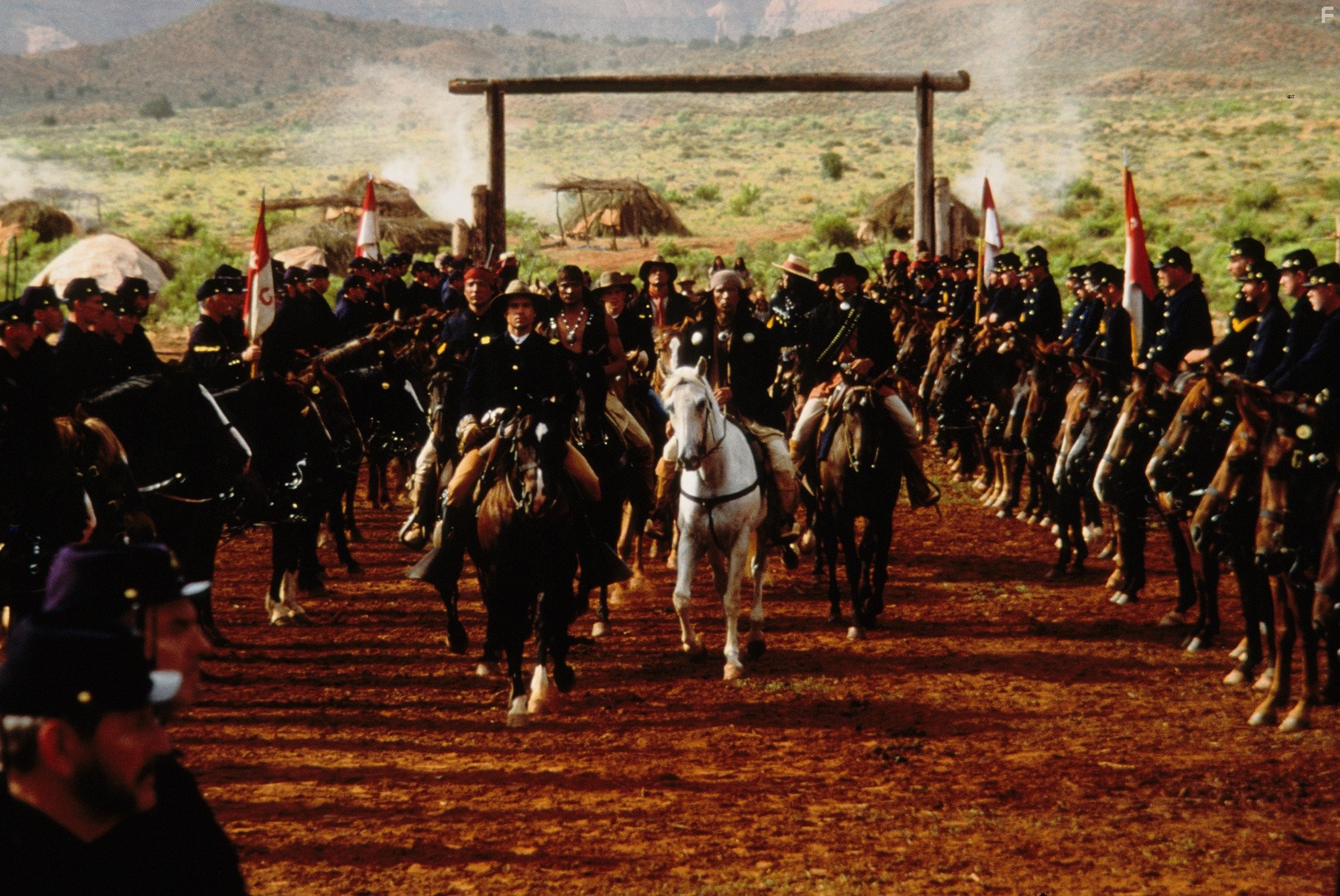 Jason Patric and Wes Studi in Джеронимо: Американская легенда (1993)