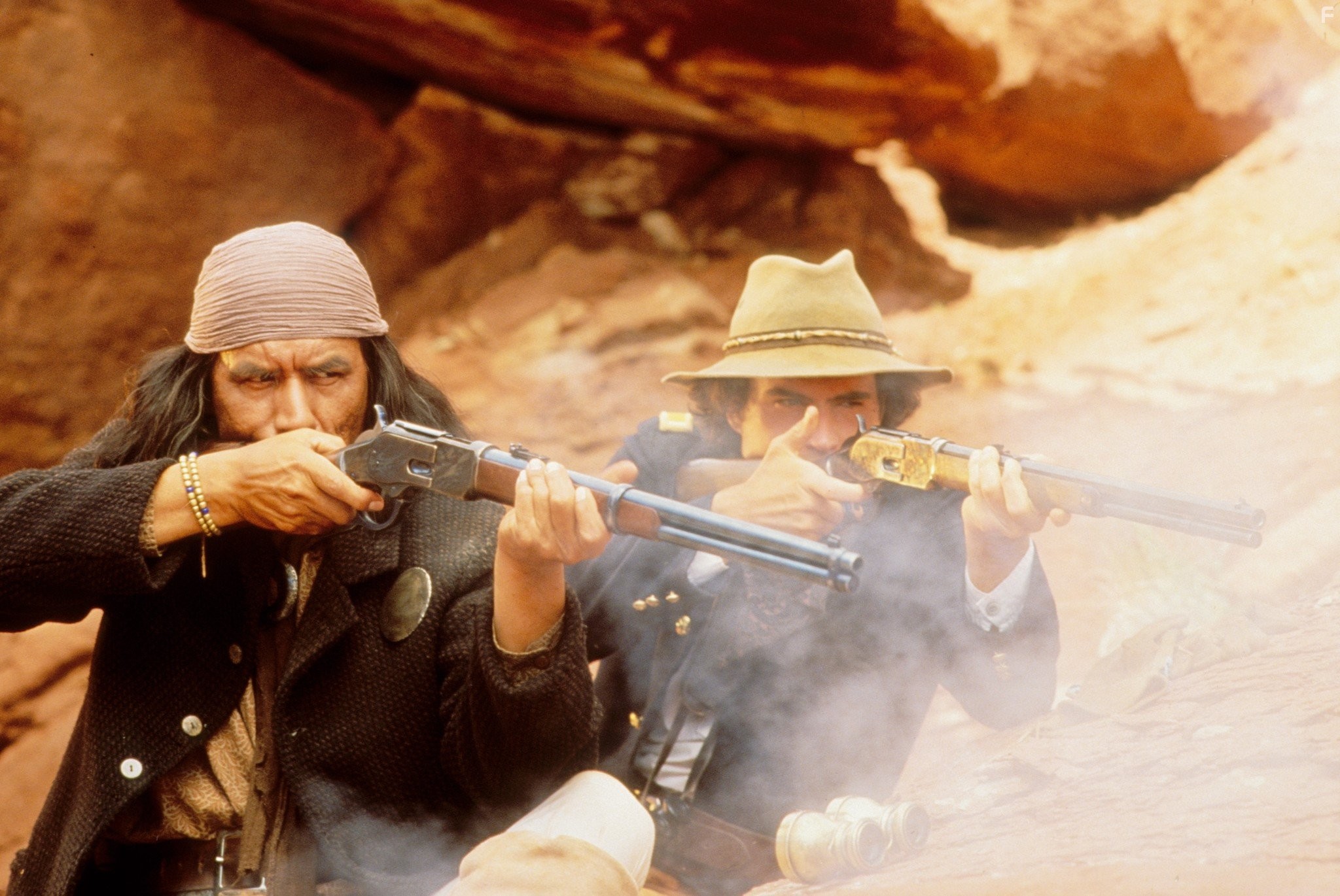 Jason Patric and Wes Studi in Джеронимо: Американская легенда (1993)