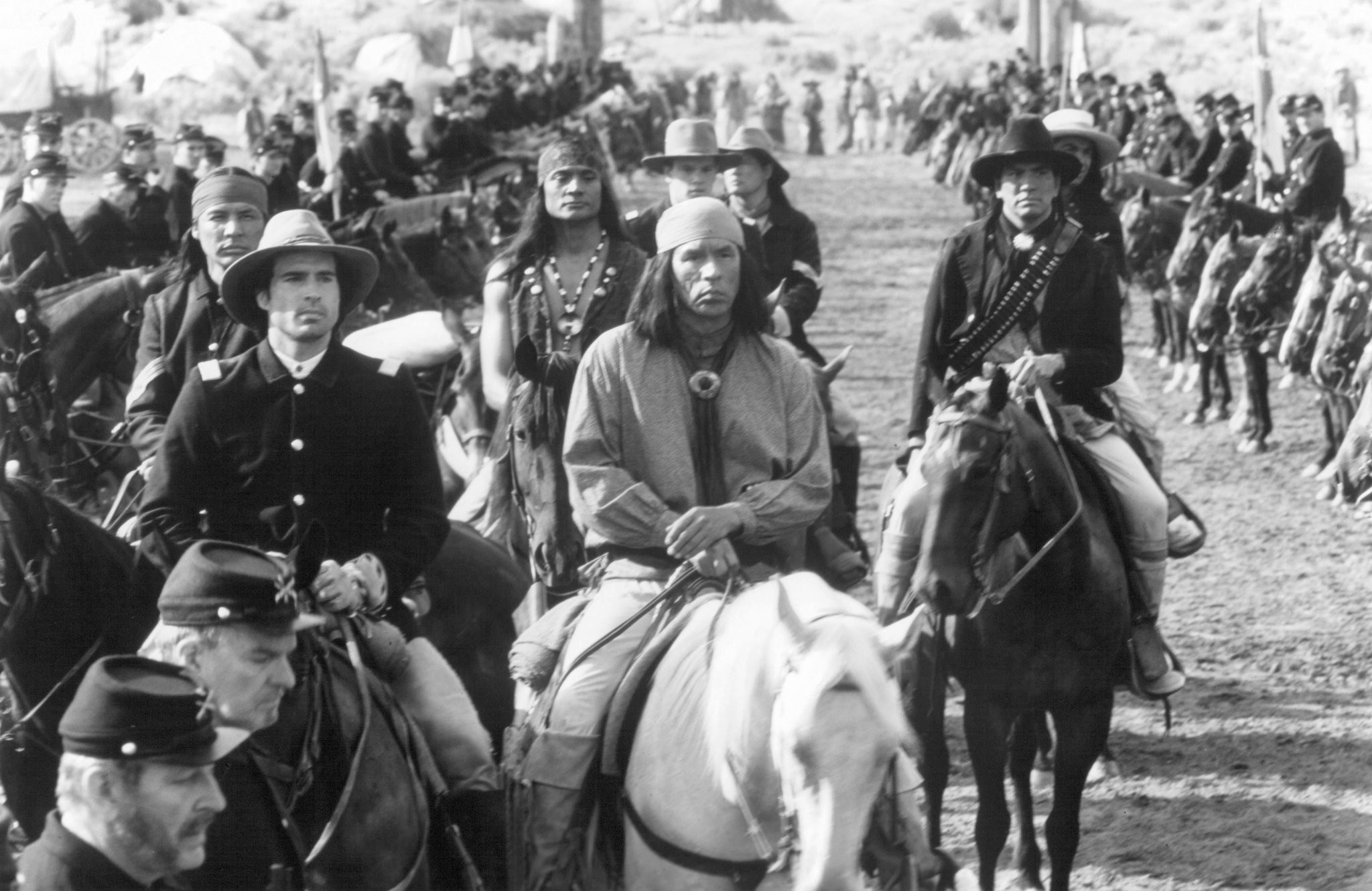 Jason Patric and Wes Studi in Джеронимо: Американская легенда (1993)