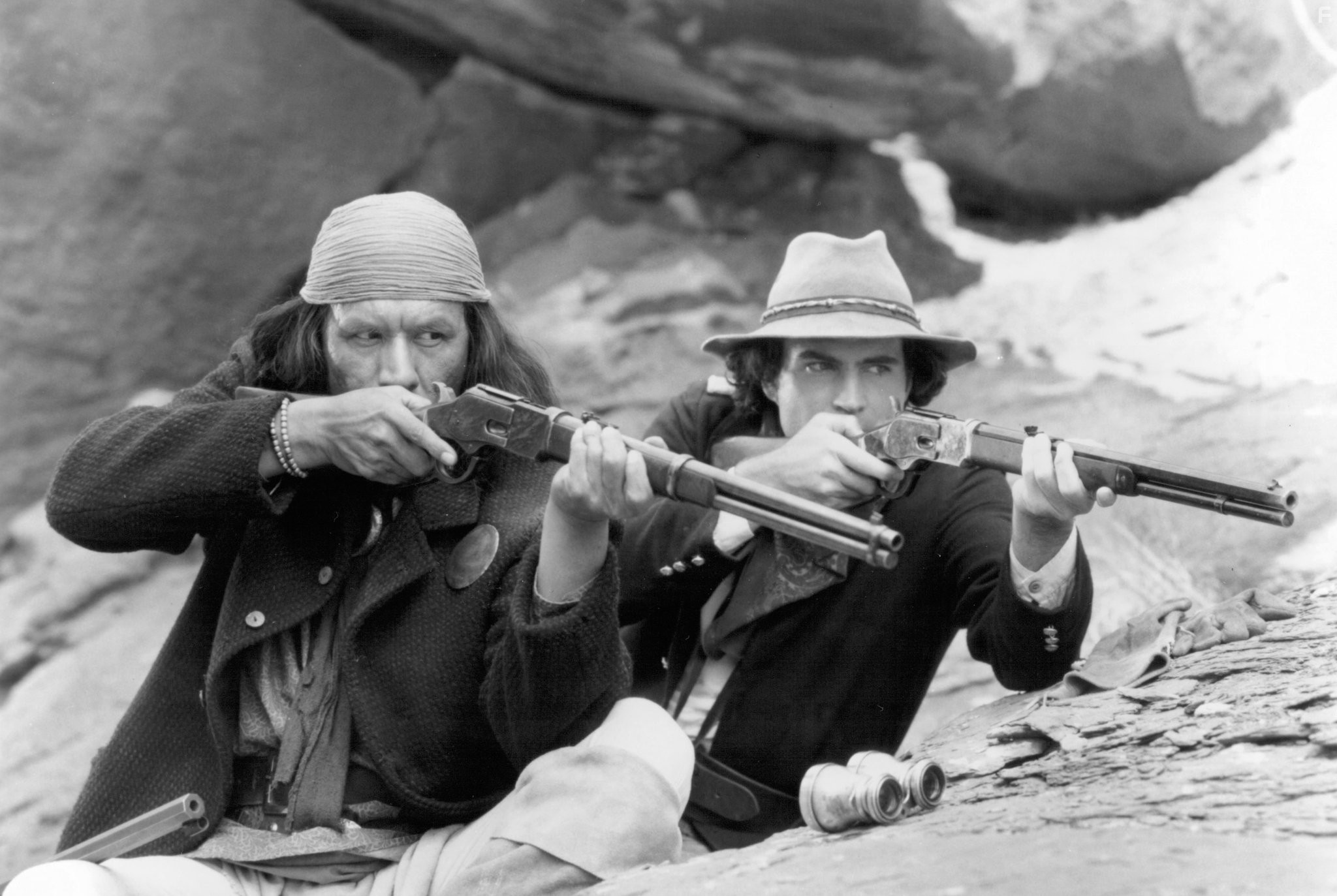 Jason Patric and Wes Studi in Джеронимо: Американская легенда (1993)