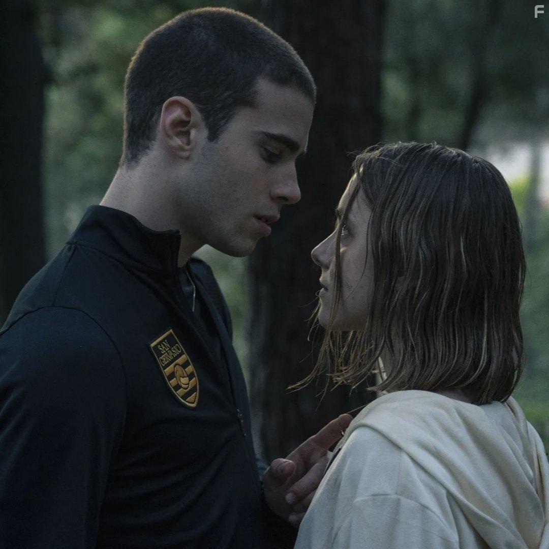 Julio Pea and Clara Galle in A travs de mi ventana (2022)