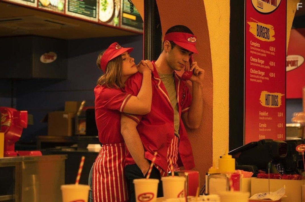 Julio Pea and Clara Galle in A travs de mi ventana (2022)