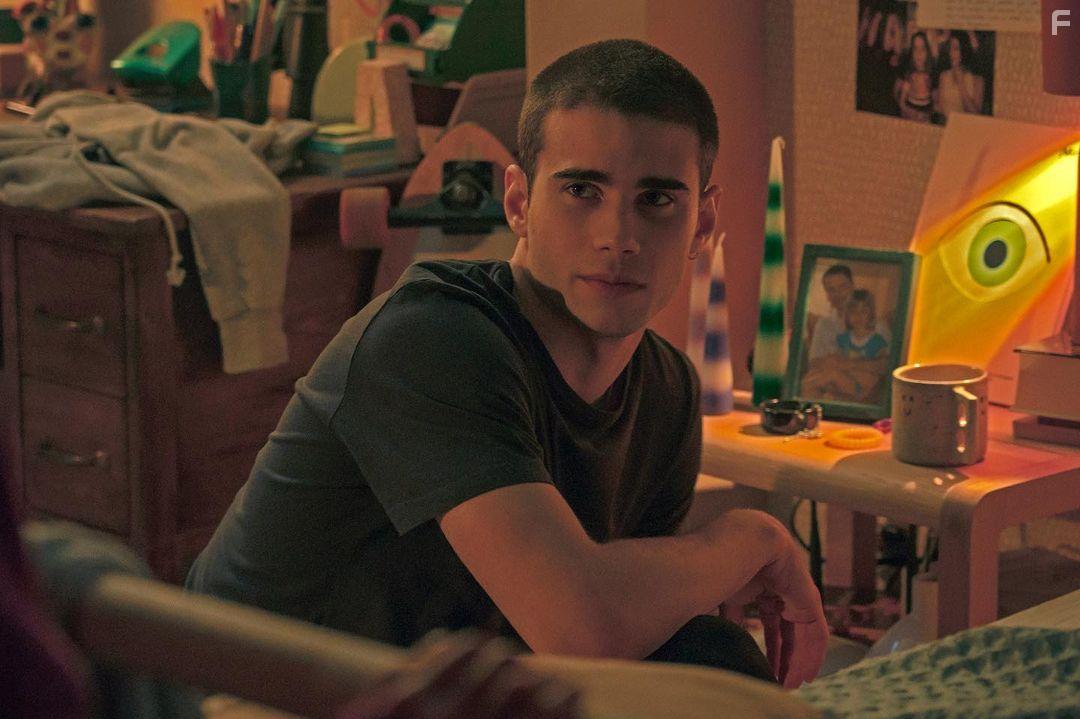 Julio Pea in A travs de mi ventana (2022)