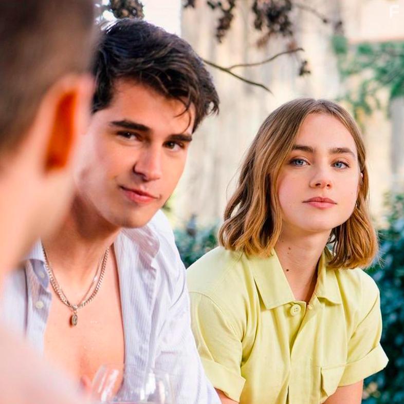 Mari Casals and Clara Galle in A travs de mi ventana (2022)