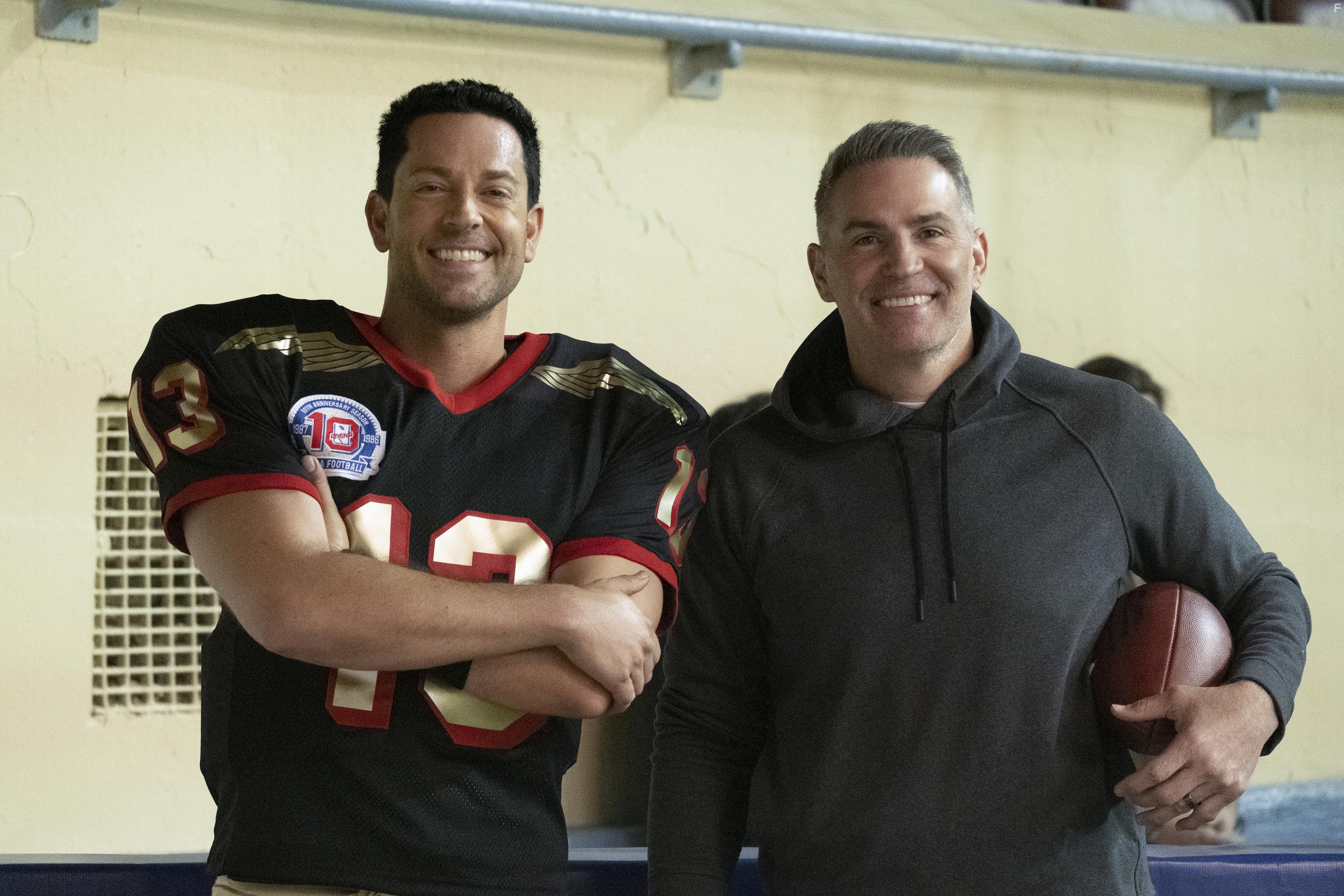 Zachary Levi and Kurt Warner in American Underdog (2021)