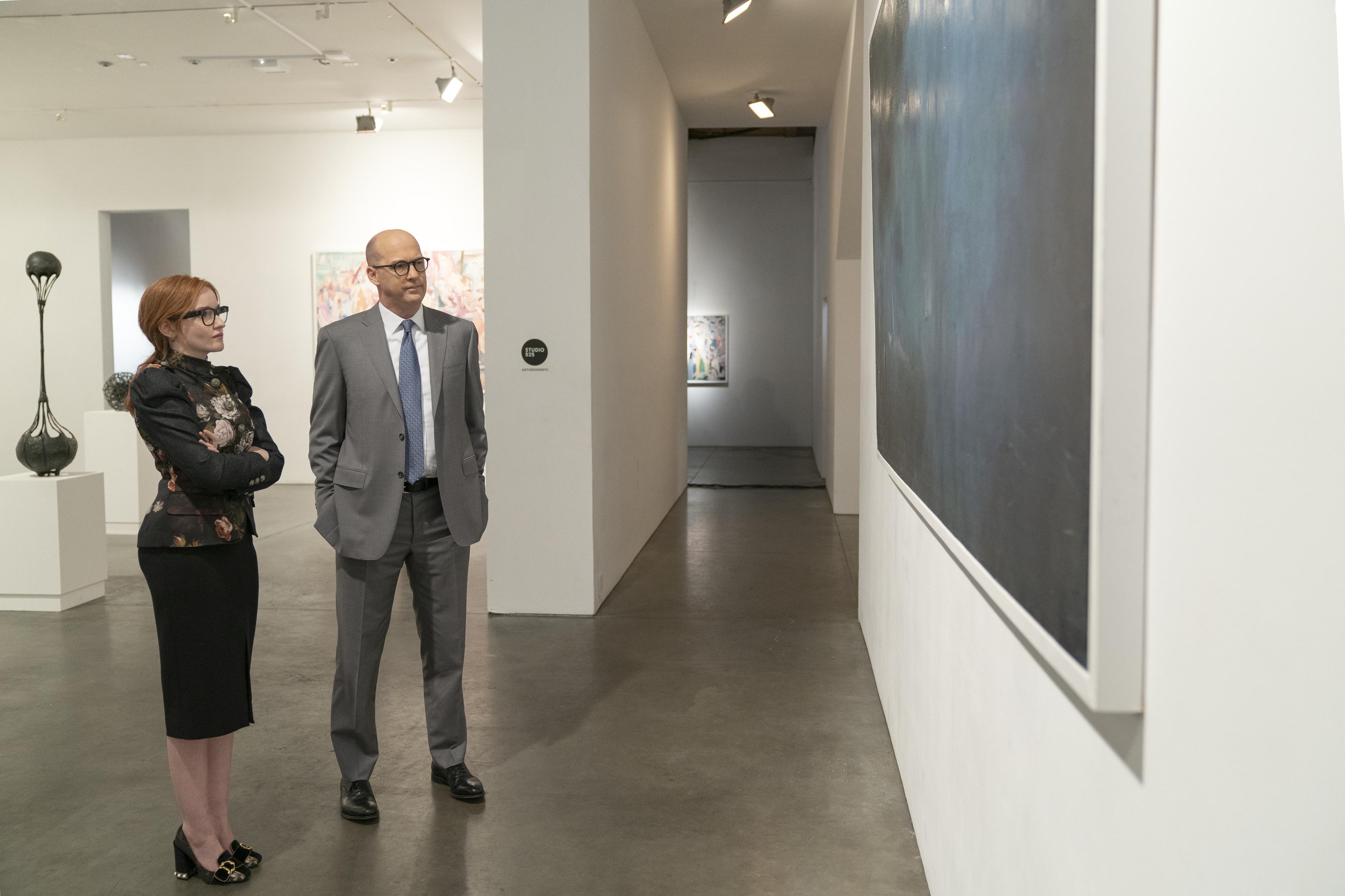 Anthony Edwards and Julia Garner in Inventing Anna: A Wolf in Chic Clothing (2022)