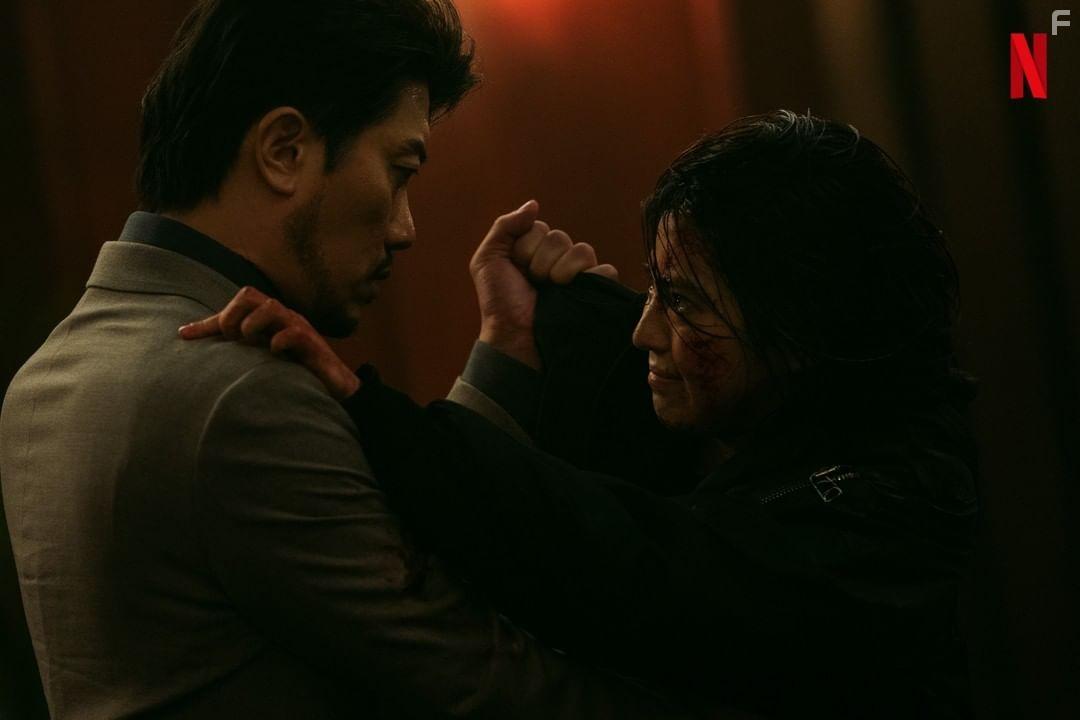 Hee-soon Park and Han So-hee in My Name (2021)