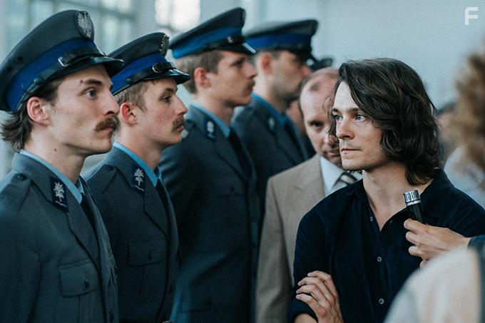 Tomasz Zietek and Szymon Wrblewski in Leave No Traces (2021)