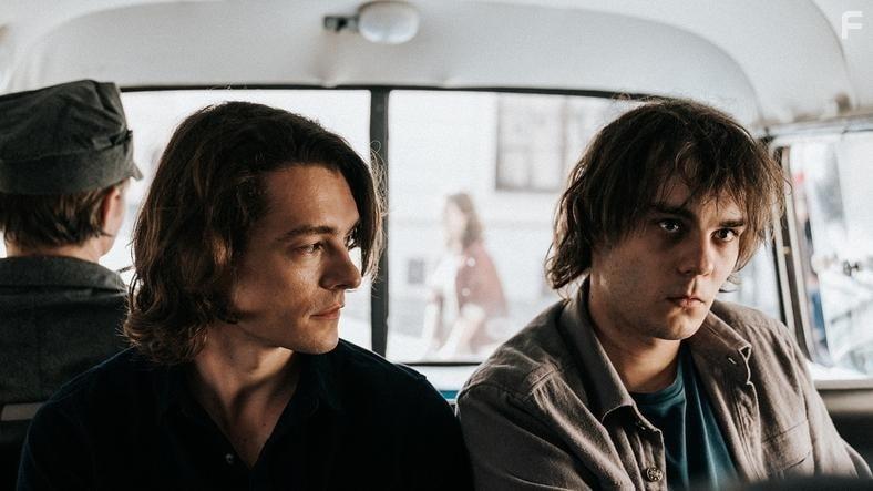 Tomasz Zietek and Mateusz Grski in Leave No Traces (2021)