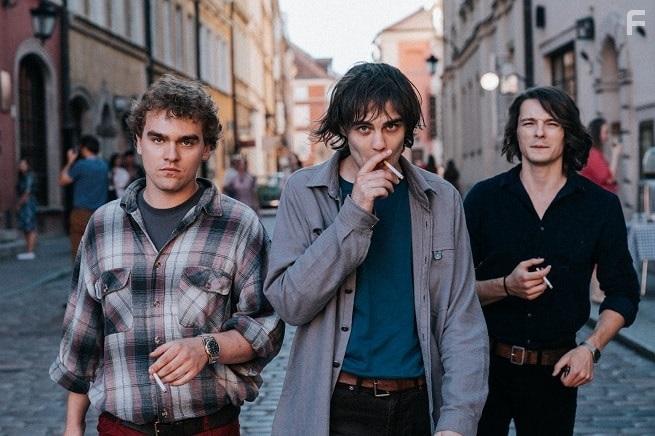 Tomasz Zietek and Mateusz Grski in Leave No Traces (2021)